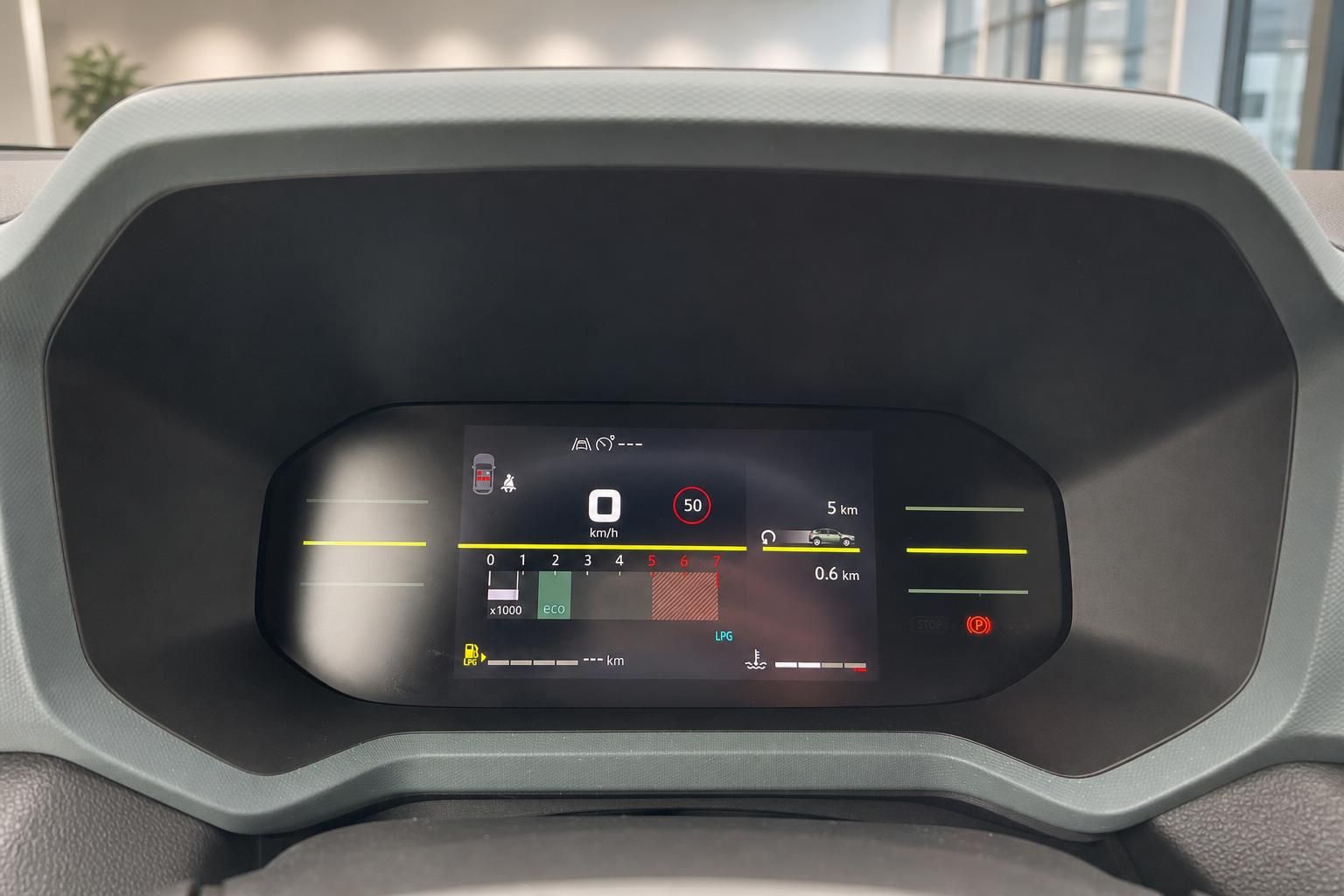 Digitales Kombiinstrument mit Tacho und Verbrauchsanzeige im Fahrzeug
