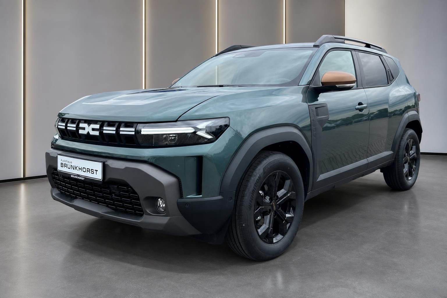 Dacia Duster grün Seitenansicht schräg vorne im Showroom