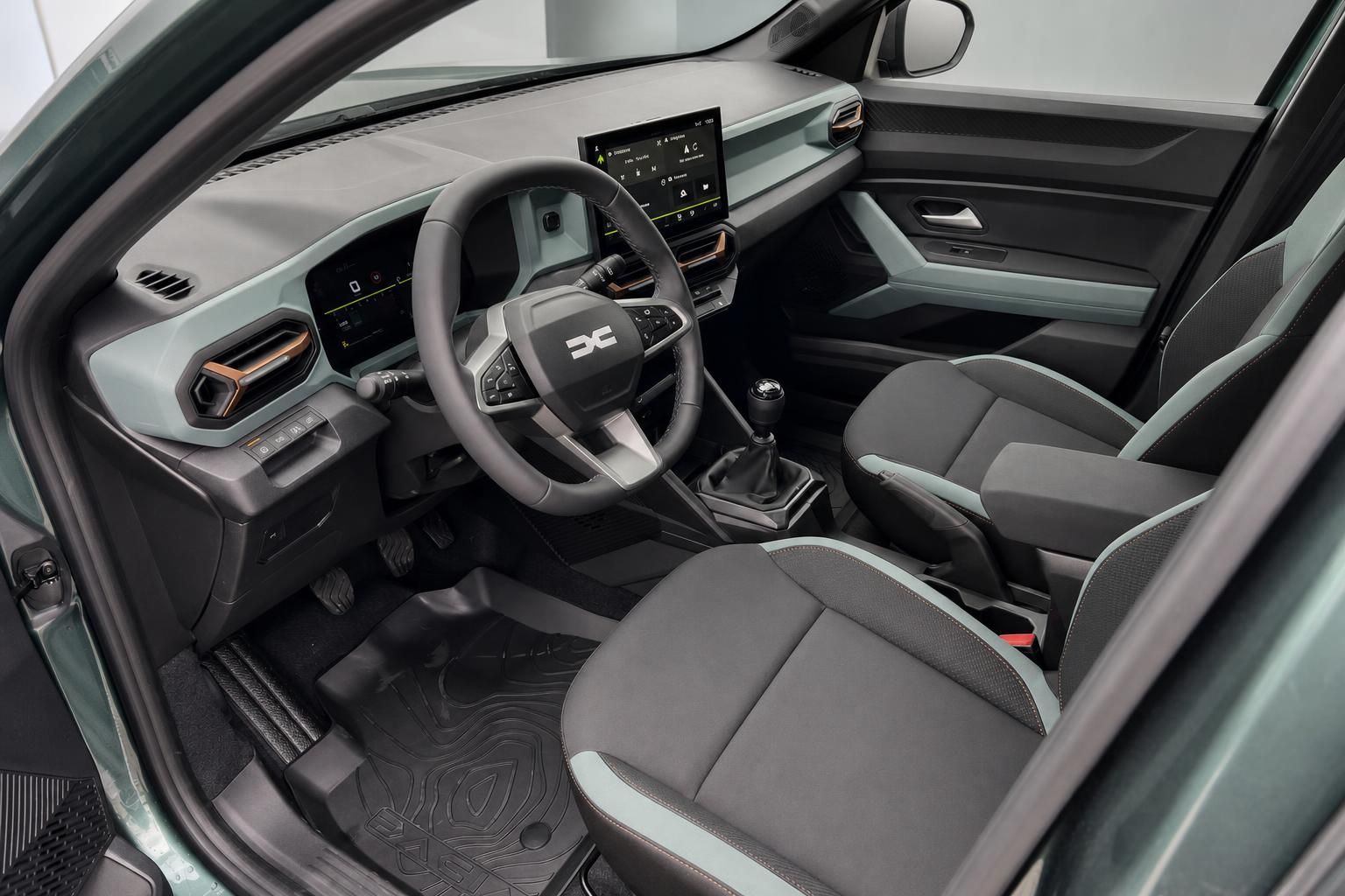Dacia Duster Innenraum mit Cockpit und Schaltgetriebe