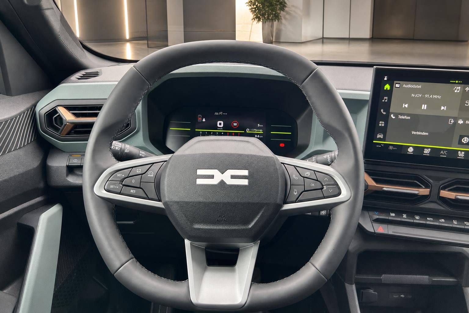Dacia Lenkrad mit Multifunktionstasten und digitalem Cockpit im Detail
