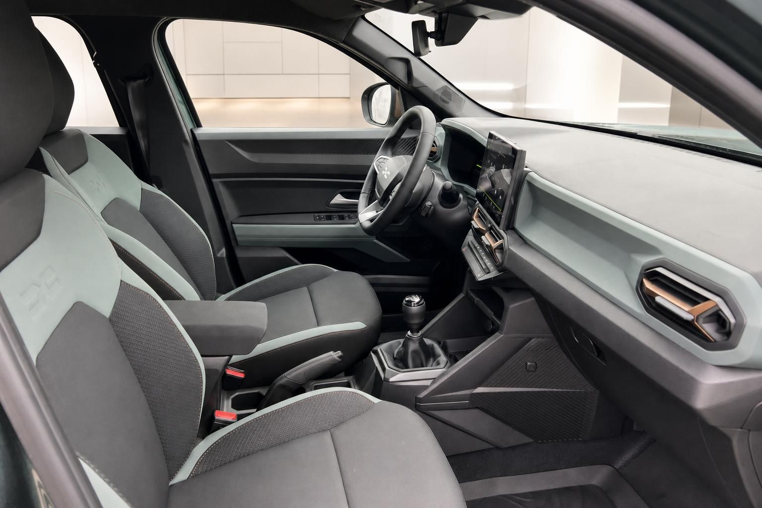 Dacia Innenraum Vorderansicht mit Sportsitzen, Schaltung und Cockpit