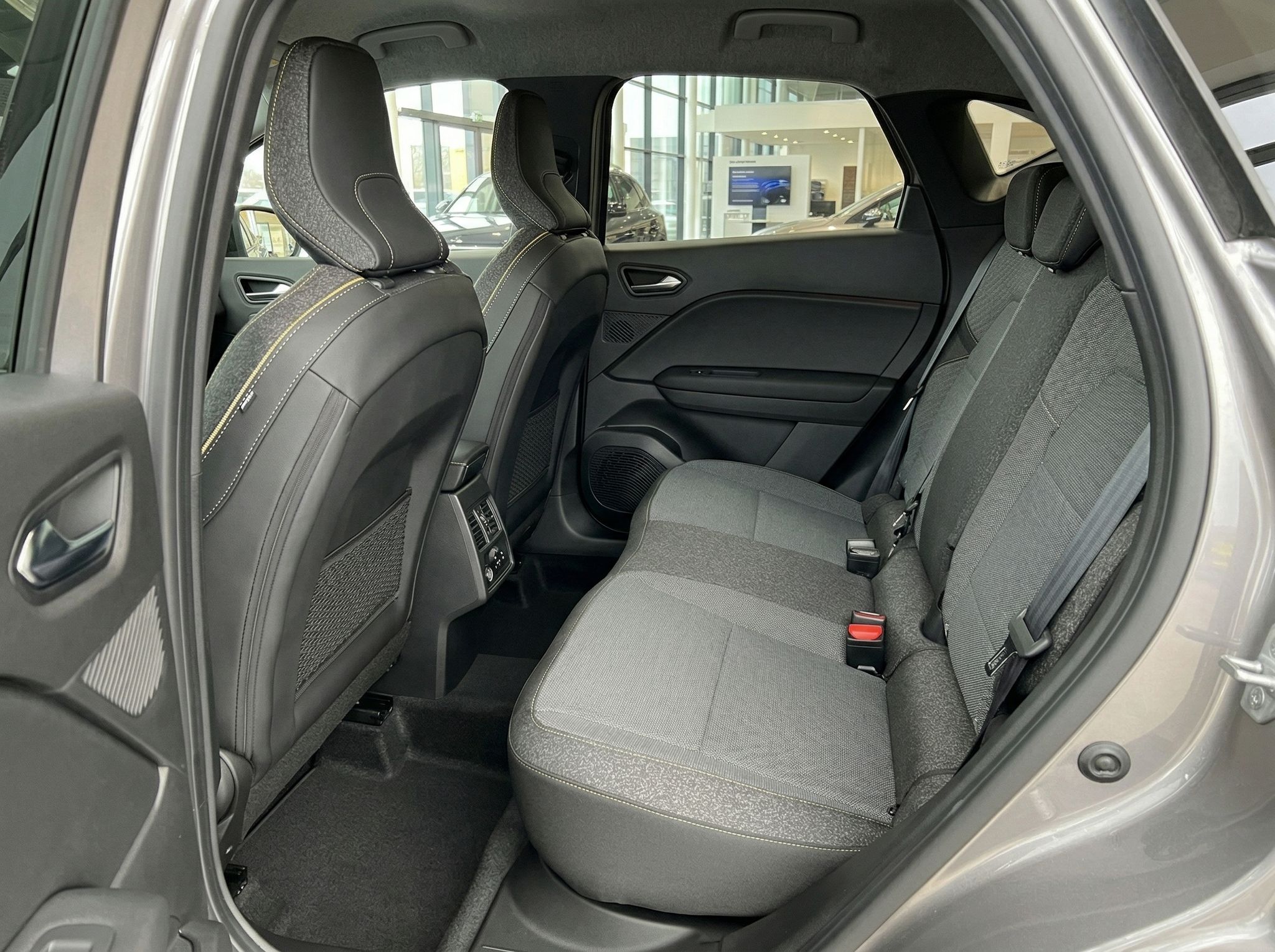 Renault Rücksitzbank mit grauen Stoffsitzen - Fond-Innenraum des Fahrzeugs