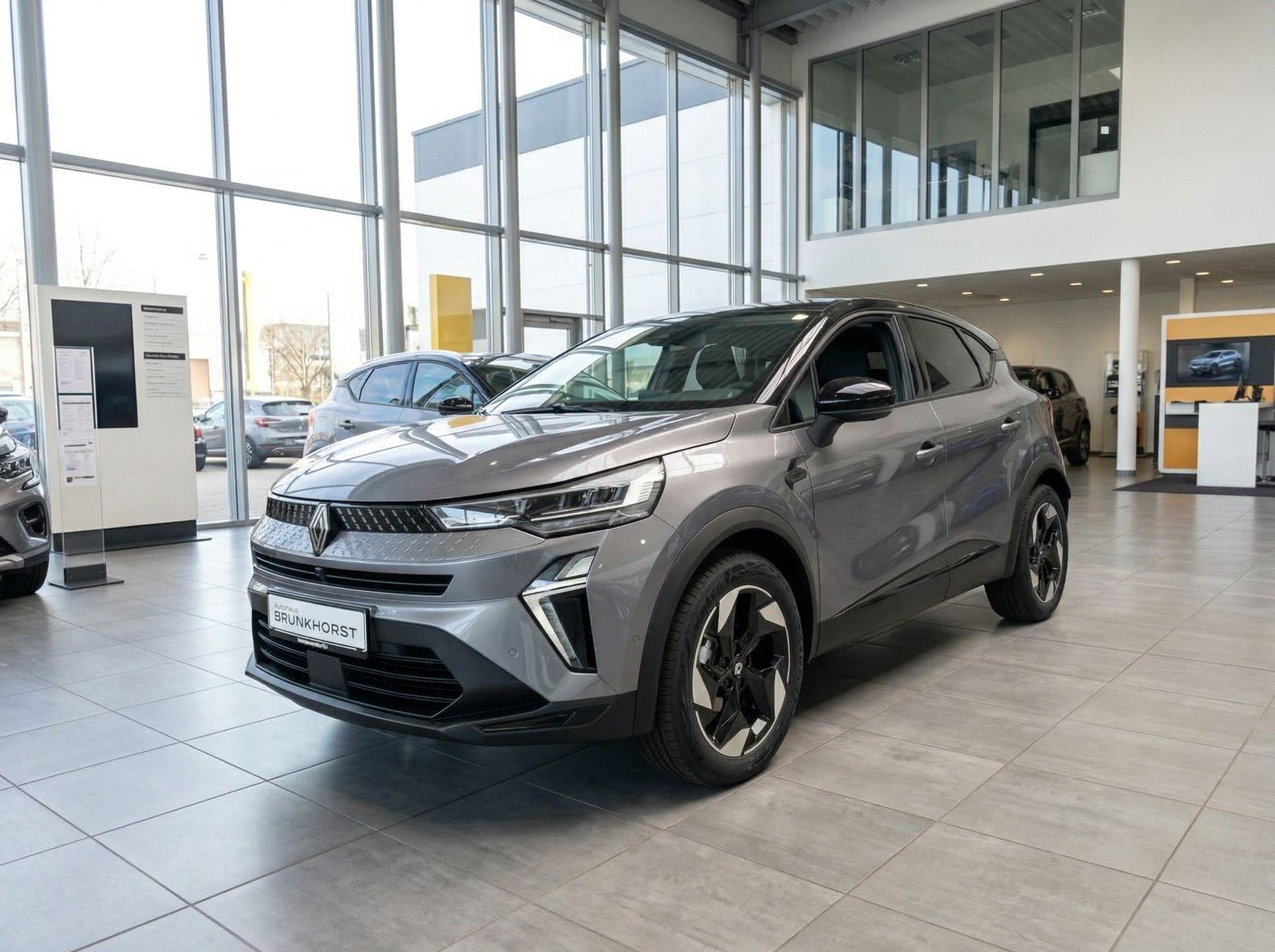 Renault Captur SUV in grauer Metallic-Lackierung im modernen Autohaus-Showroom