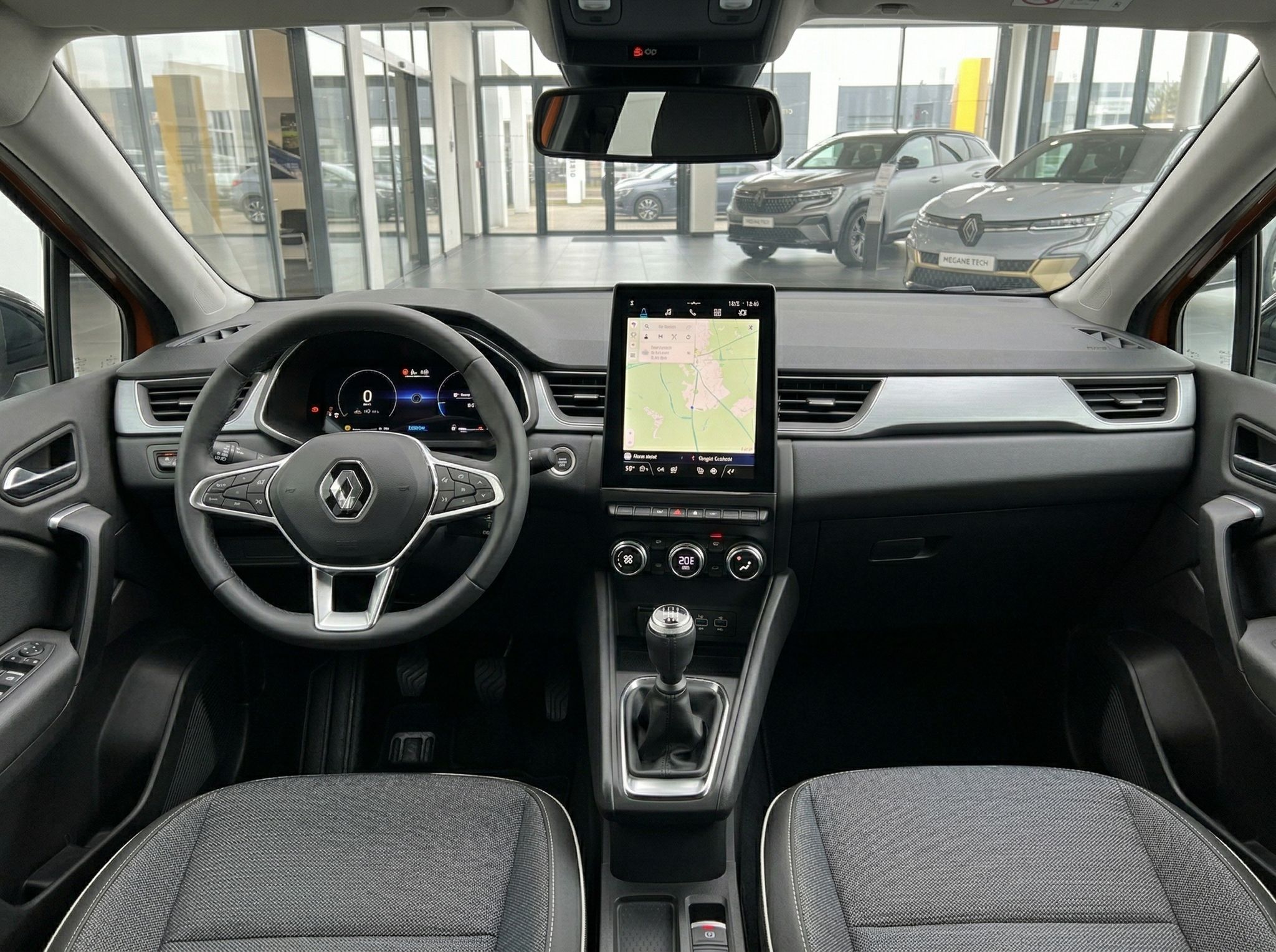 Renault Innenraum mit Lenkrad, Touchscreen-Display und manueller Schaltung - Cockpit-Ansicht