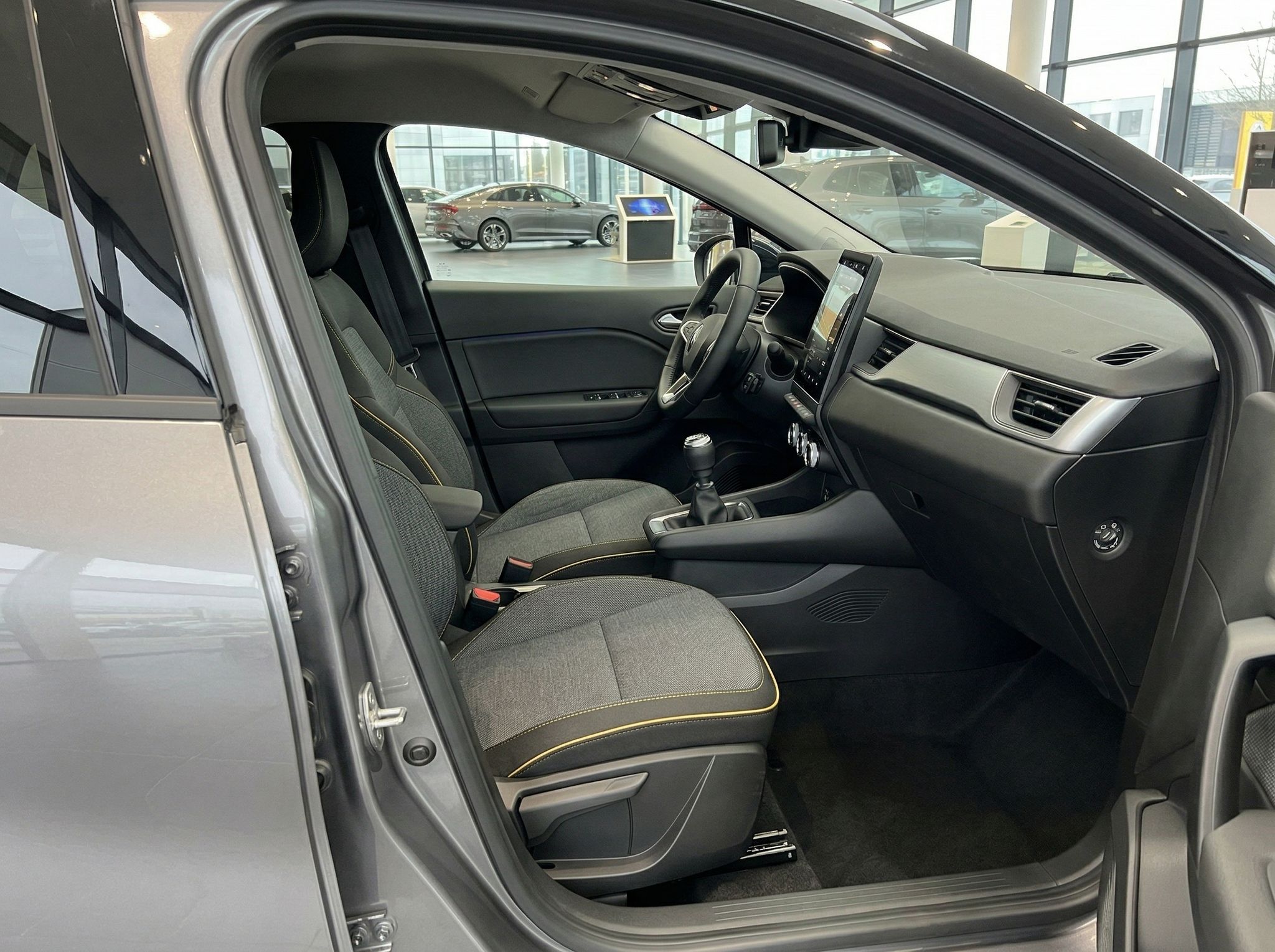 Renault Beifahrersitz und Armaturenbrett - seitliche Innenraumansicht mit offener Tür