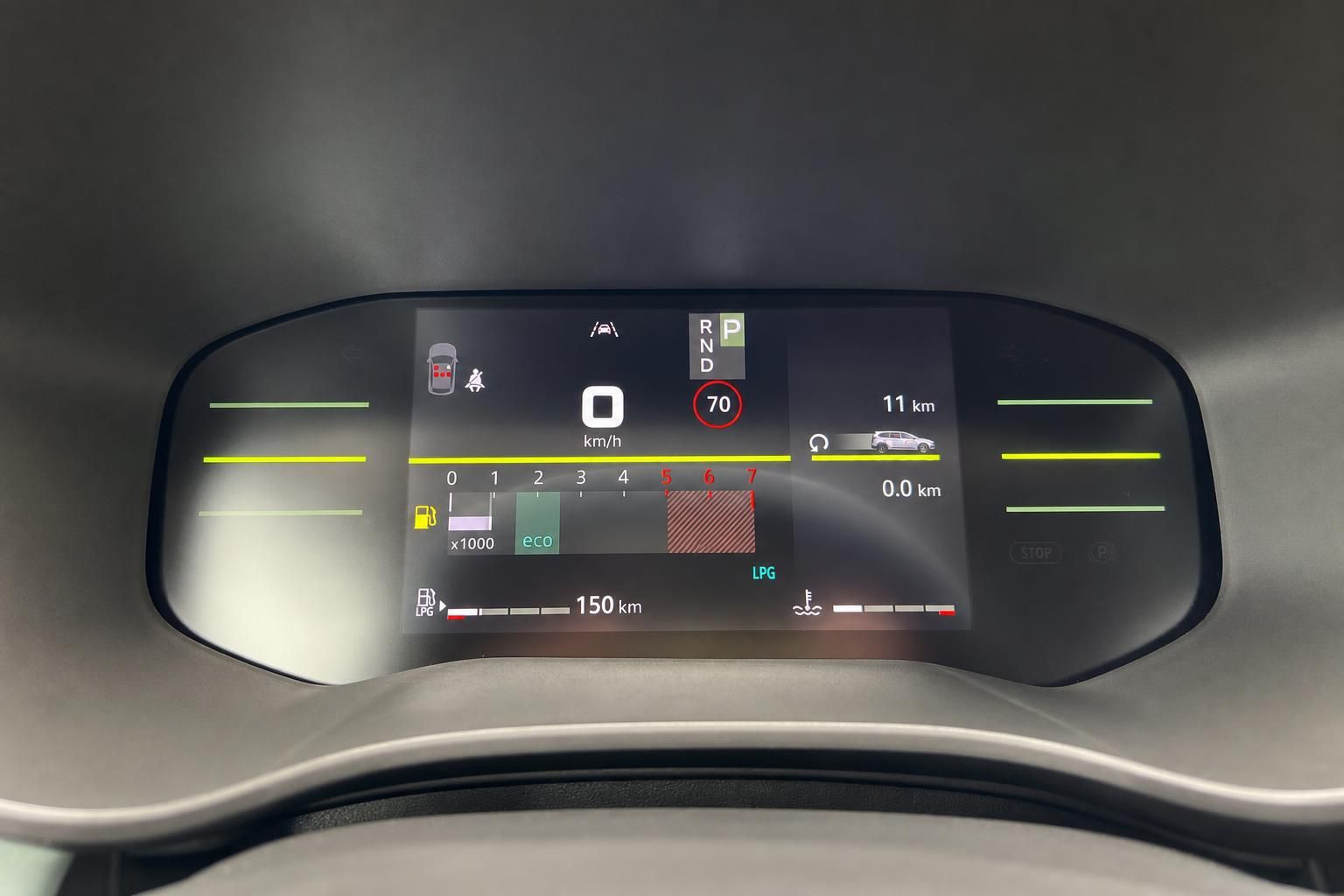 Digitales Armaturenbrett mit Tacho und Navigationsdisplay im modernen Fahrzeug-Cockpit