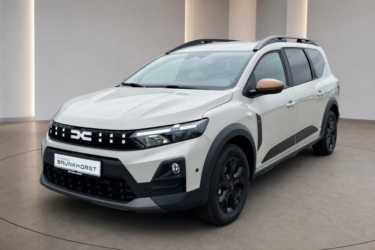 Dacia Jogger SUV in weiß - Frontansicht mit markanten Scheinwerfern und schwarzen Kunststoffteilen