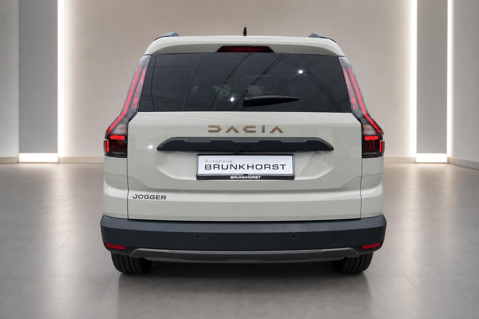 Dacia Jogger in weiß - Heckansicht mit modernen LED-Rücklichtern im Autohaus Brunkhorst
