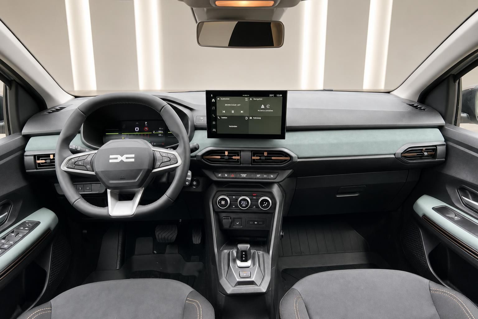 Dacia Jogger Innenraum - Modernes Cockpit mit Touchscreen, Lenkrad und grau-schwarzer Ausstattung
