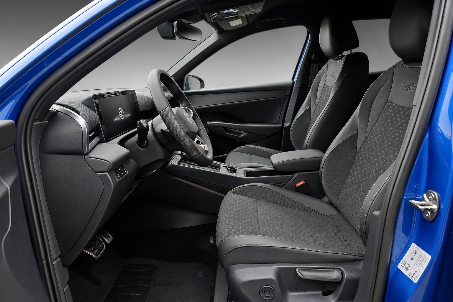 Fahrzeuginnenraum VW mit Lenkrad, Sitzen und Cockpit-Display