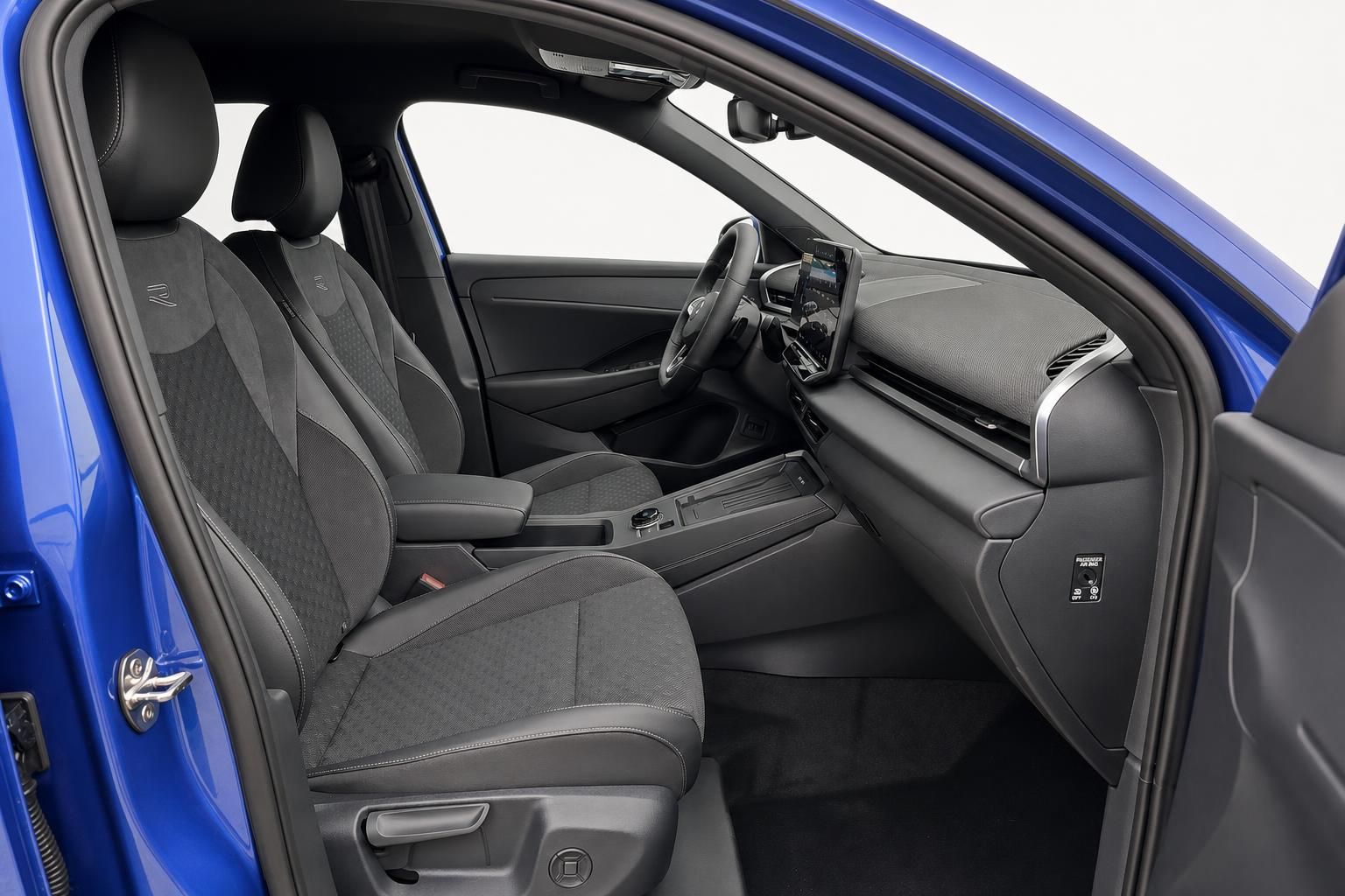 Innenraum VW mit Sportsitzen, Blick auf Fahrer- und Beifahrersitz