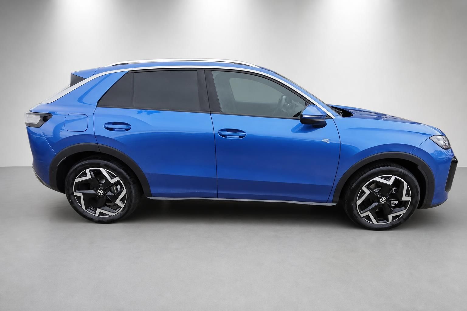 VW T-Roc blau, Seitenansicht komplett im Fotostudio