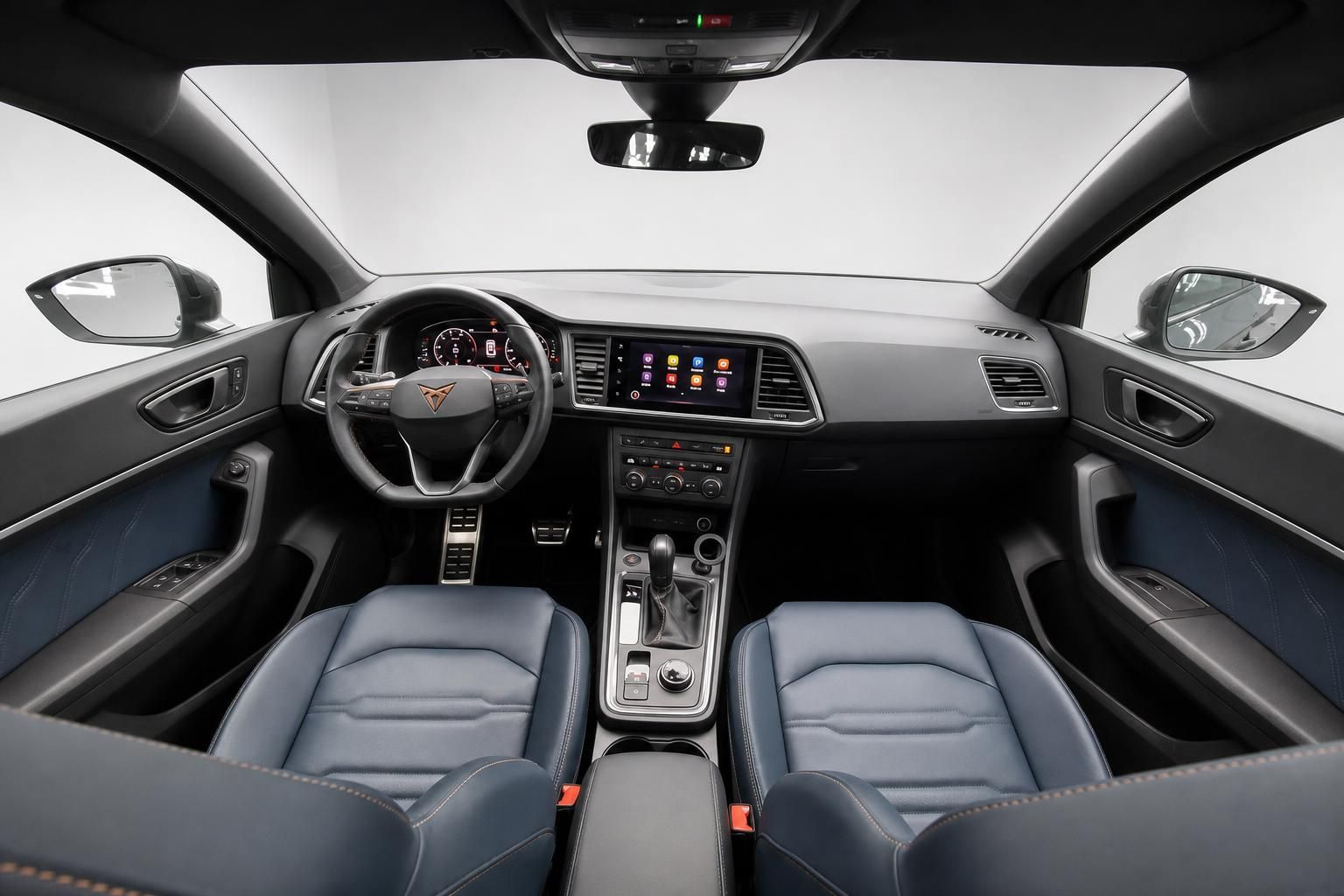 Cupra Ateca Cockpit mit Lenkrad und Infotainment Display