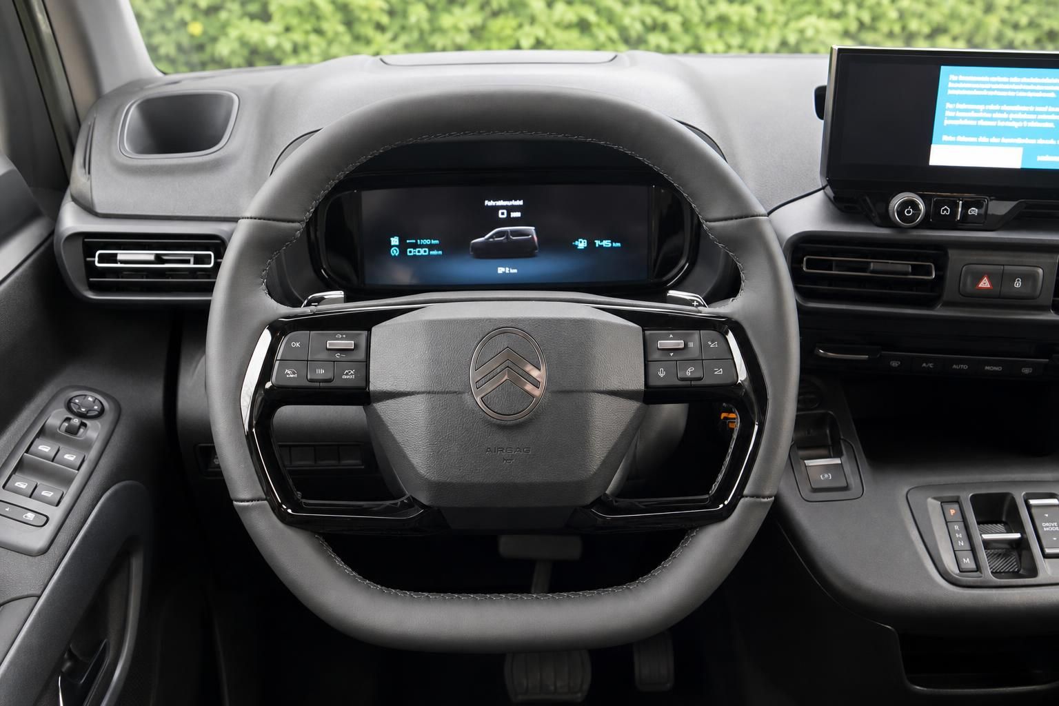 Citroën Berlingo Armaturenbrett mit digitalem Cockpit, Lenkrad und Infotainment-System