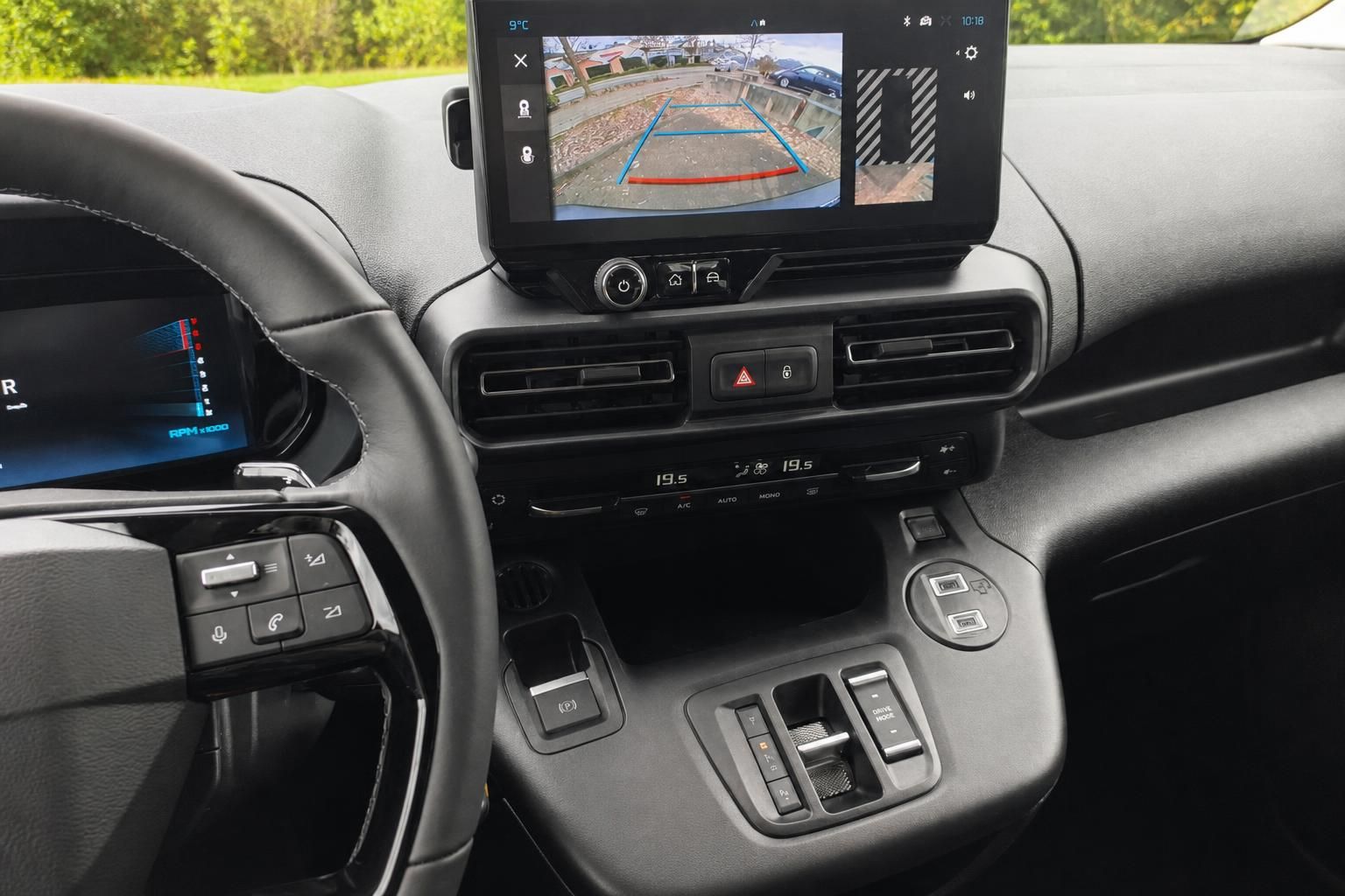 Fahrzeug Innenraum Dashboard mit Navigationssystem und Rückfahrkamera Display