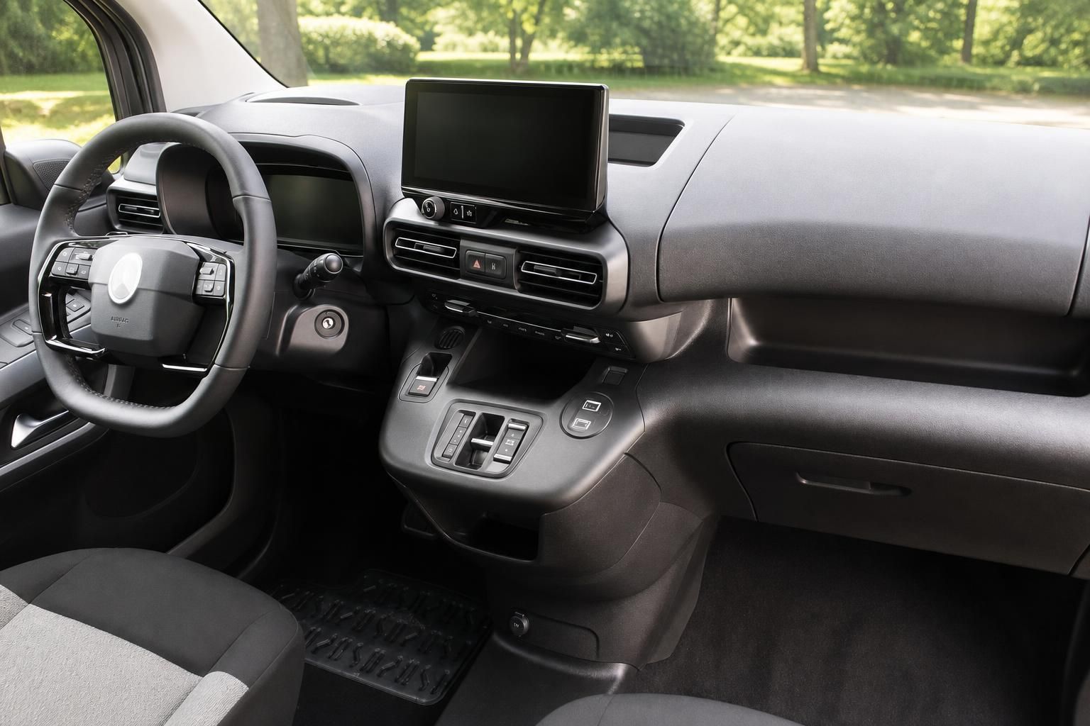 Modernes Fahrzeug Cockpit mit Lenkrad, Touchscreen und Mittelkonsole in grau