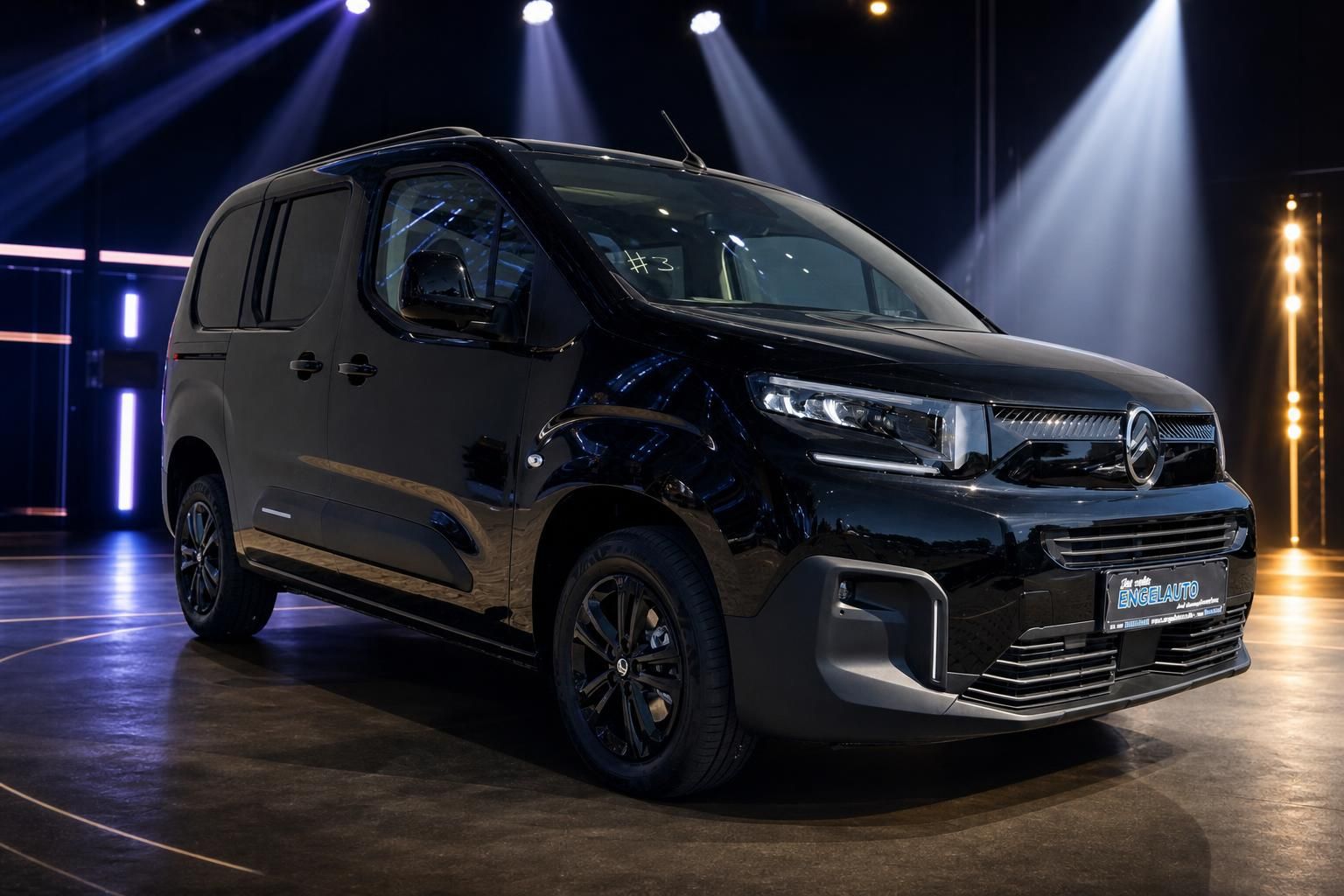 Mercedes-Benz Citan schwarz Seitenansicht im Showroom - Nutzfahrzeug mit modernem Design