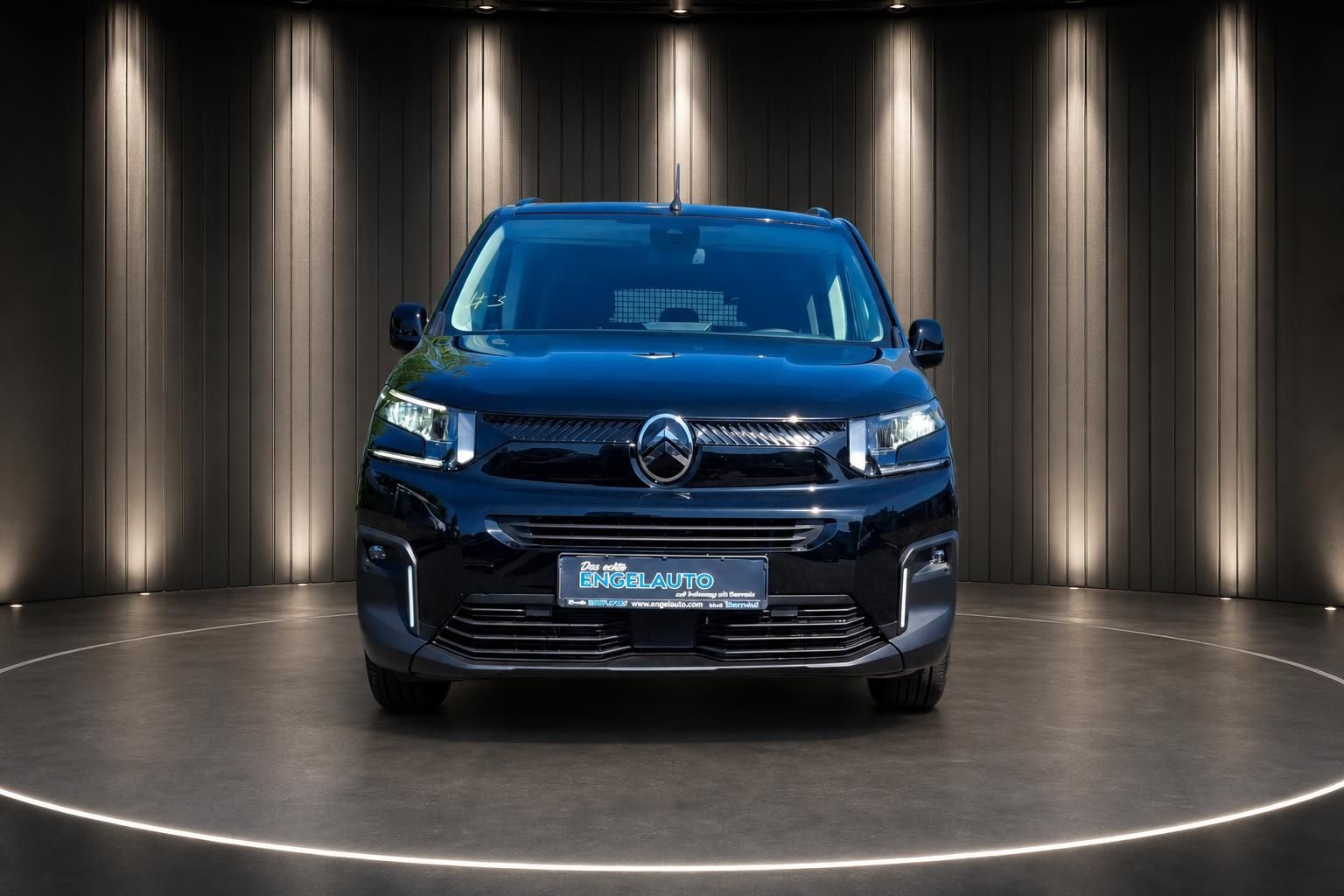 Mercedes-Benz Citan schwarz Frontansicht mit charakteristischem Kühlergrill und LED-Tagfahrlicht