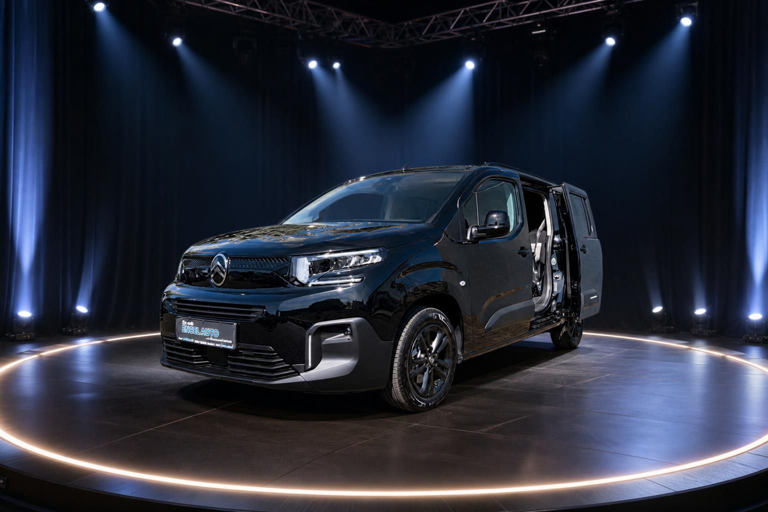Mercedes-Benz Citan schwarz Dreiviertel-Frontansicht mit LED-Scheinwerfern im Studio