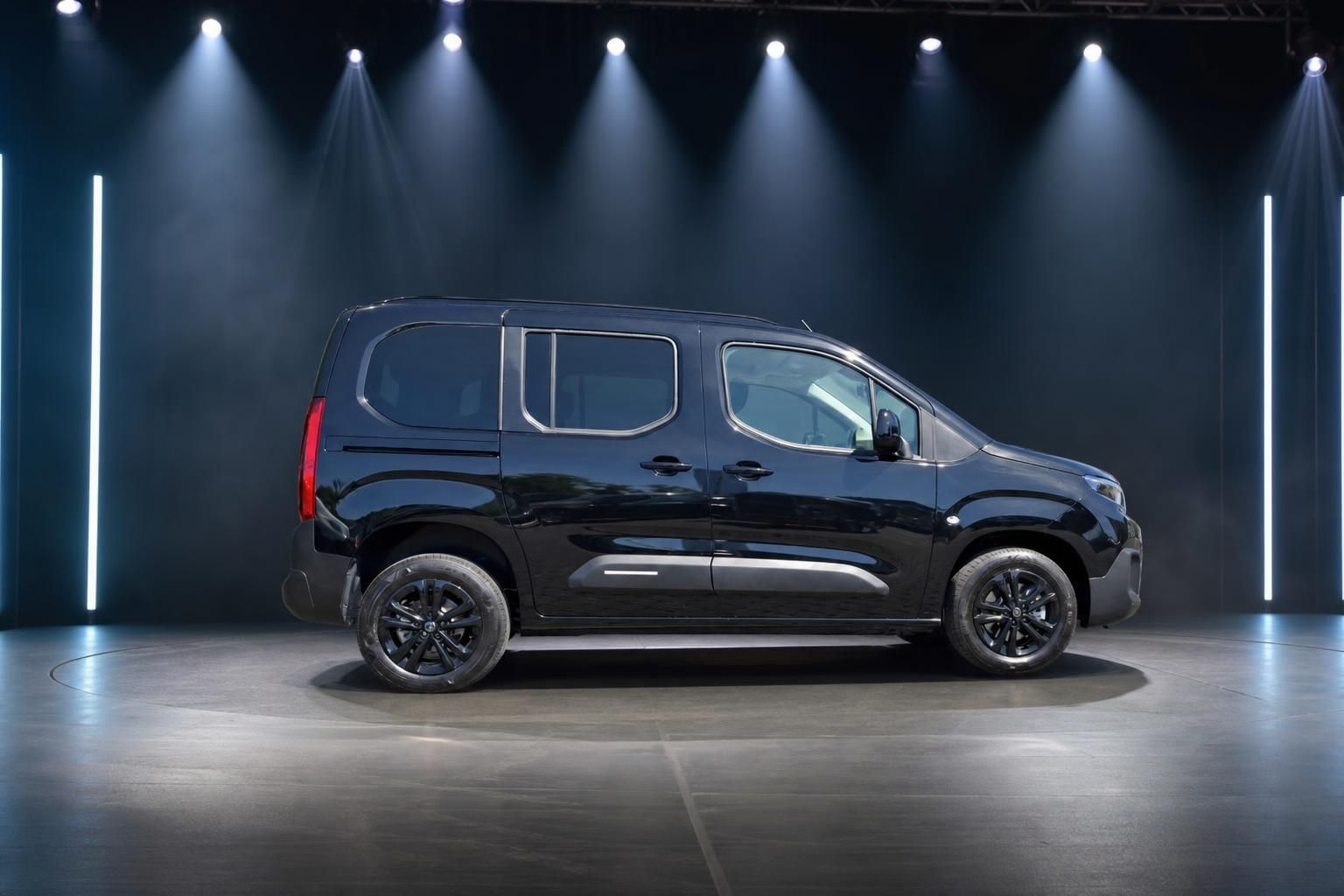 Mercedes-Benz Citan schwarz Seitenansicht Profil mit schwarzen Felgen im Showroom