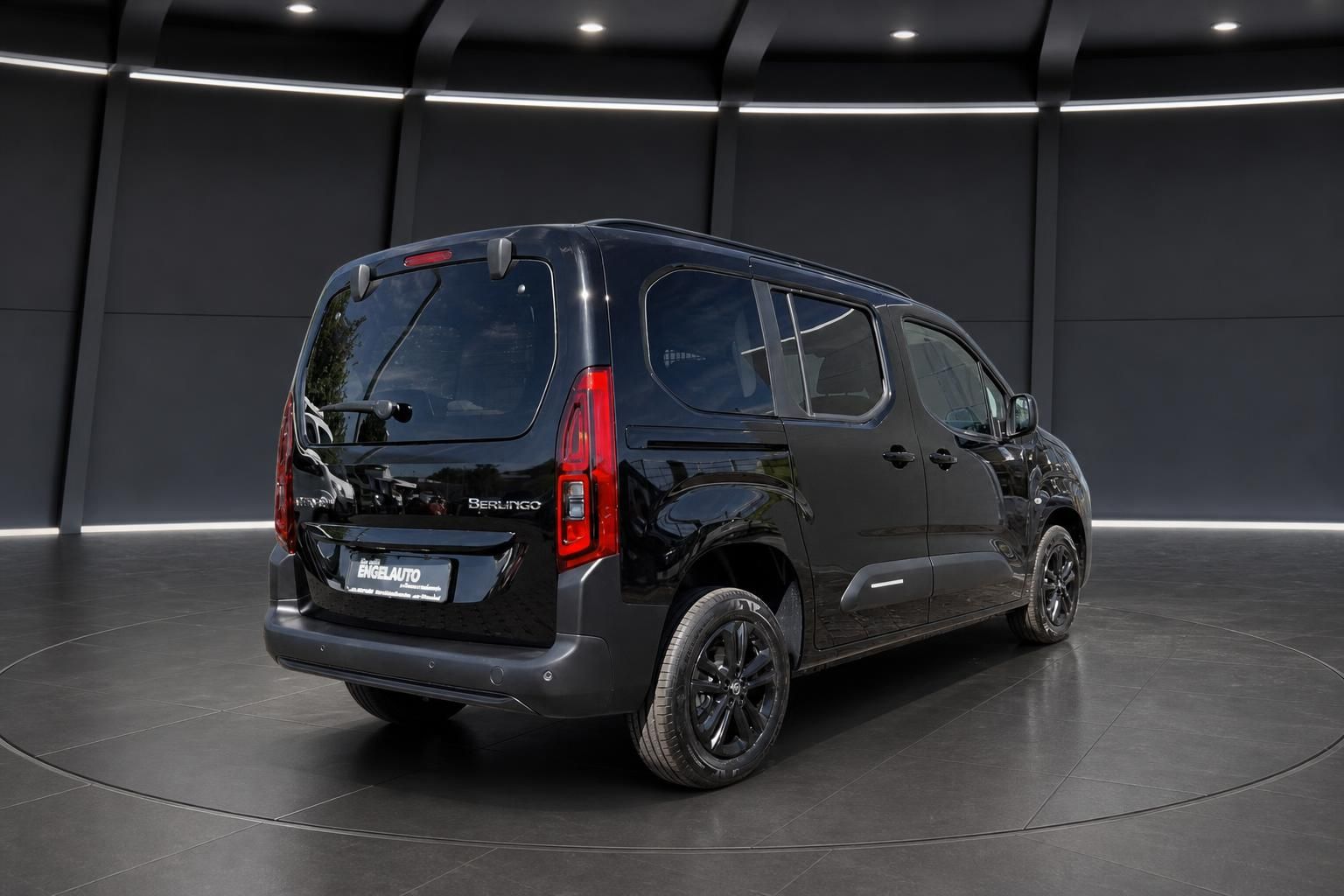 Citroën Berlingo in schwarz - Schrägansicht hinten rechts im Autohaus Showroom