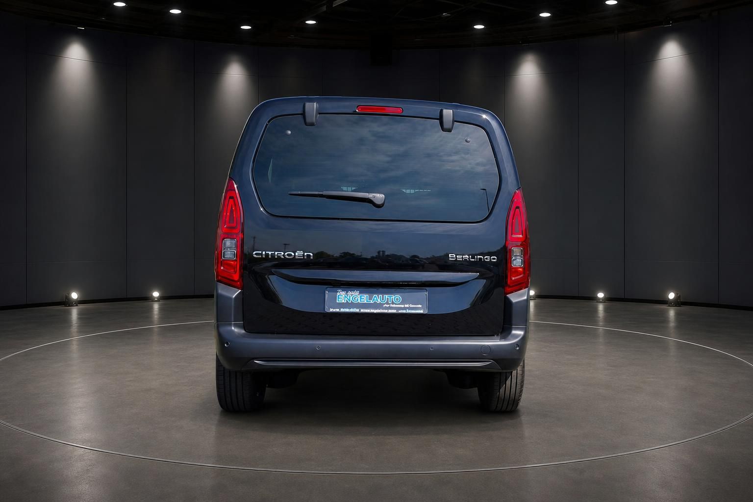 Citroën Berlingo schwarz Heckansicht mit LED-Rückleuchten und Heckklappe im Studio
