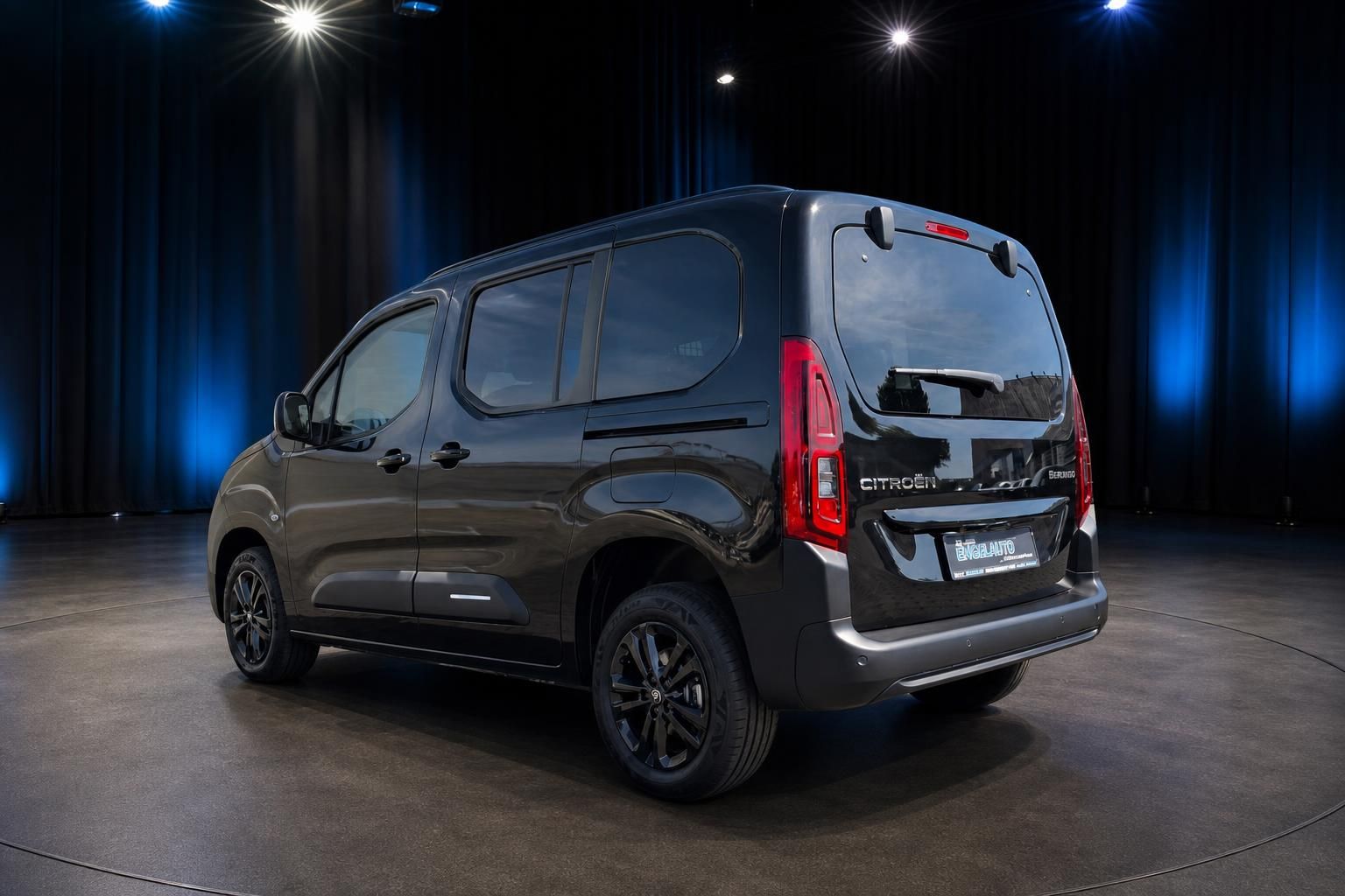 Citroën Berlingo in schwarzgrau - Schrägansicht hinten rechts mit roten Rückleuchten