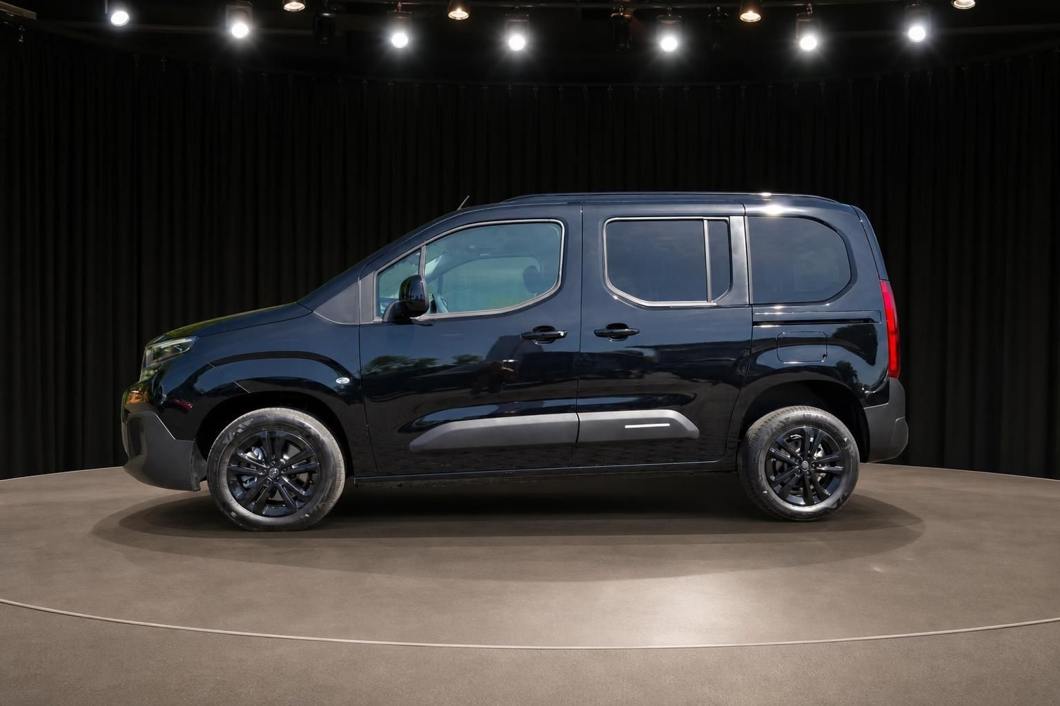 Citroën Berlingo schwarzer Hochdachkombi - Seitenansicht links mit schwarzen Felgen