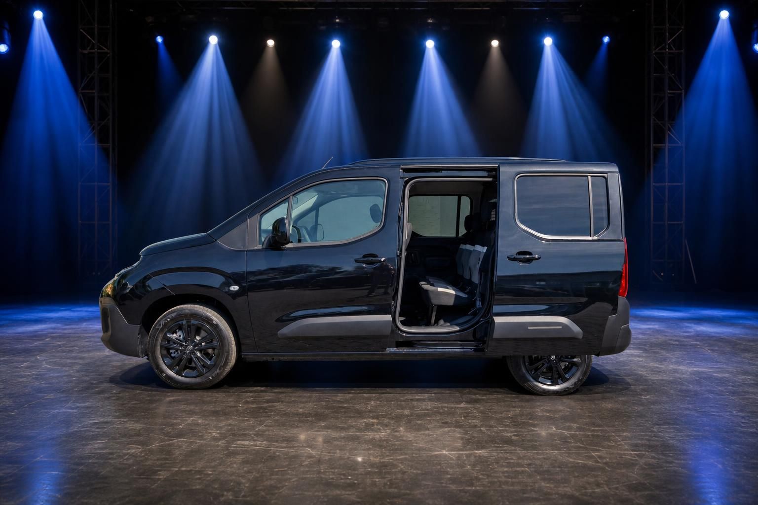 Citroën Berlingo mit offener Schiebetür - Seitenansicht links in dramatischer Beleuchtung