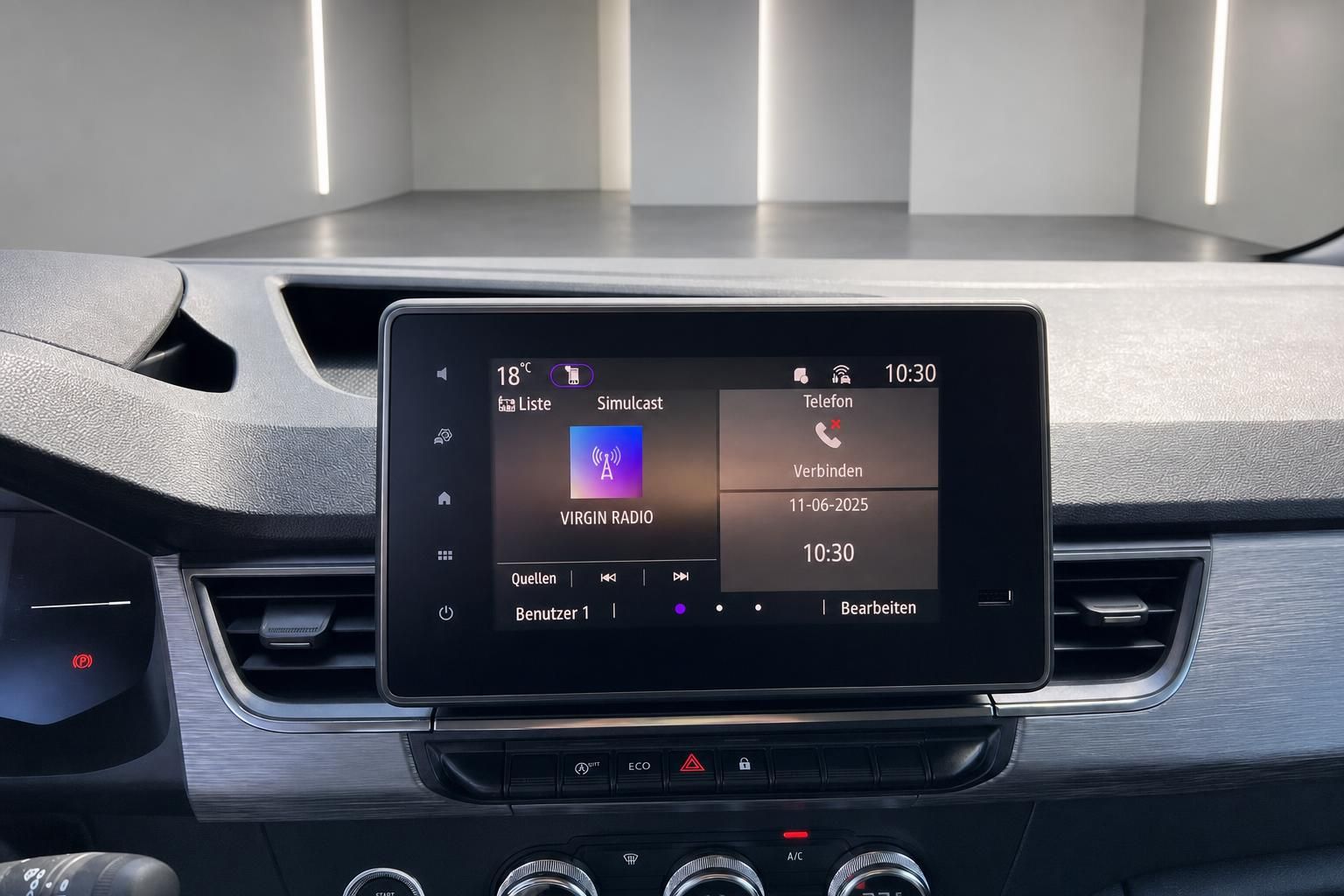 Fahrzeug Infotainment-Display mit Virgin Radio und Telefon-Funktionen