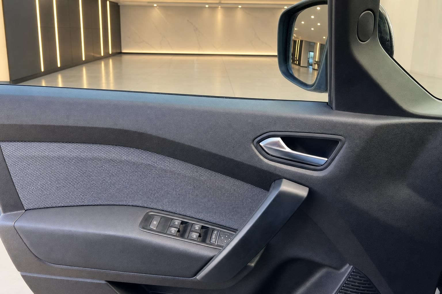 Fahrzeug Türverkleidung mit Fensterheberschaltern und Innengriff Detail