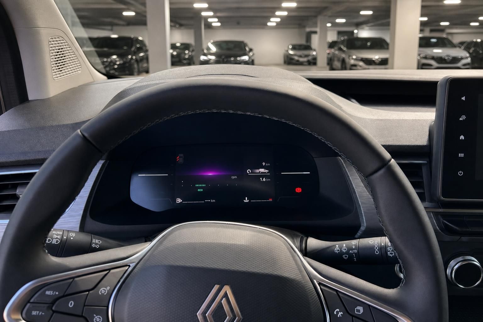 Modernes Fahrzeug-Cockpit mit digitalem Armaturenbrett und Lenkrad in Autohaus-Showroom