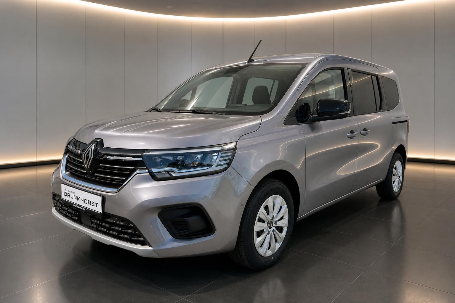 Renault Kangoo silbergrau Seitenansicht im modernen Autohaus Showroom