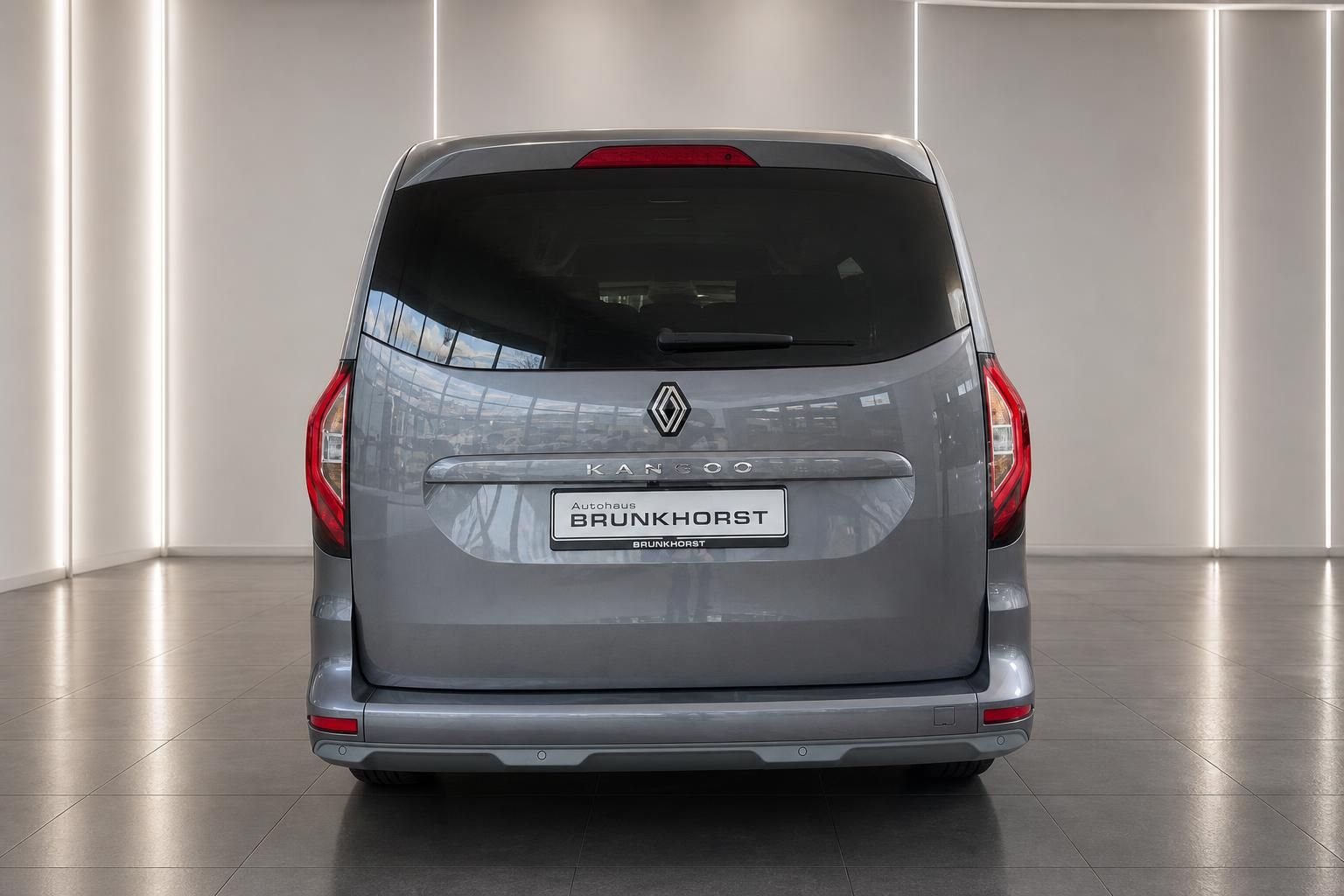 Renault Kangoo Heckansicht in grau im Autohaus Brunkhorst Showroom