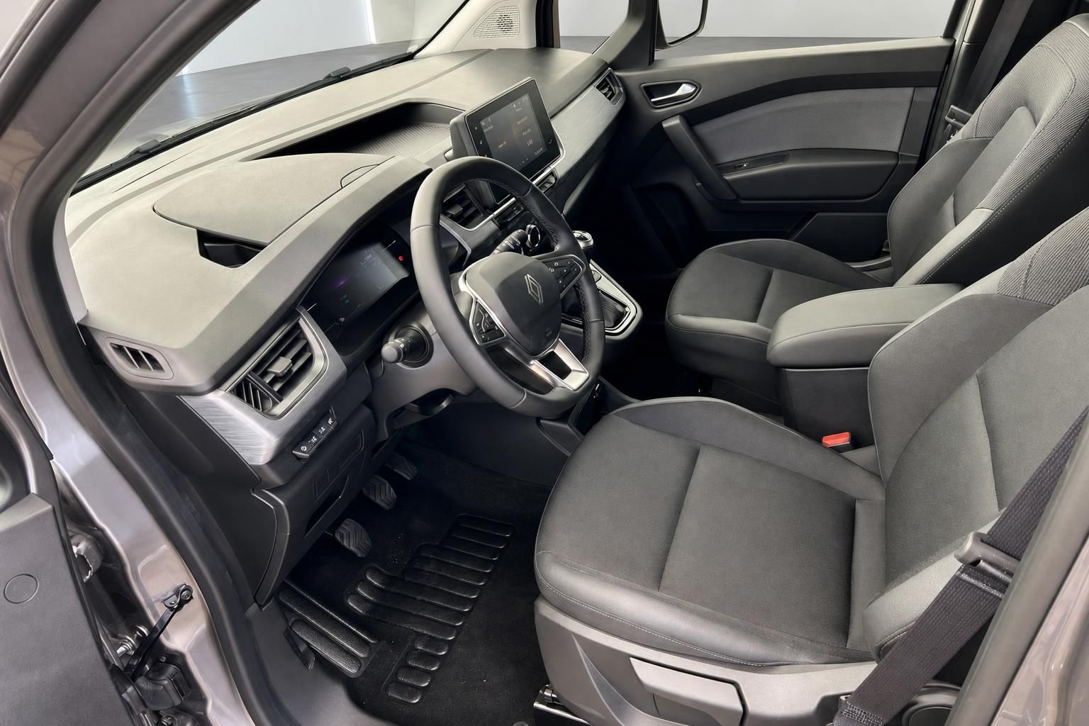 Renault Kangoo Fahrersitz Innenraum mit grauen Ledersitzen und Armaturenbrett