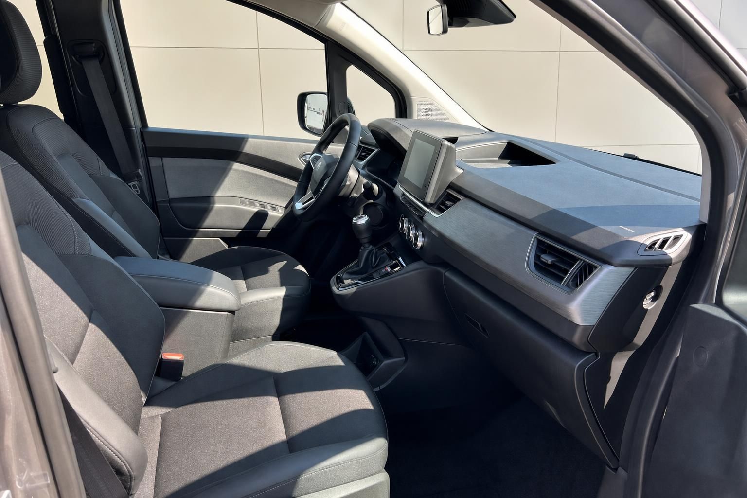 Fahrzeug Innenraum Vordersitze mit modernem Dashboard und Infotainment-System