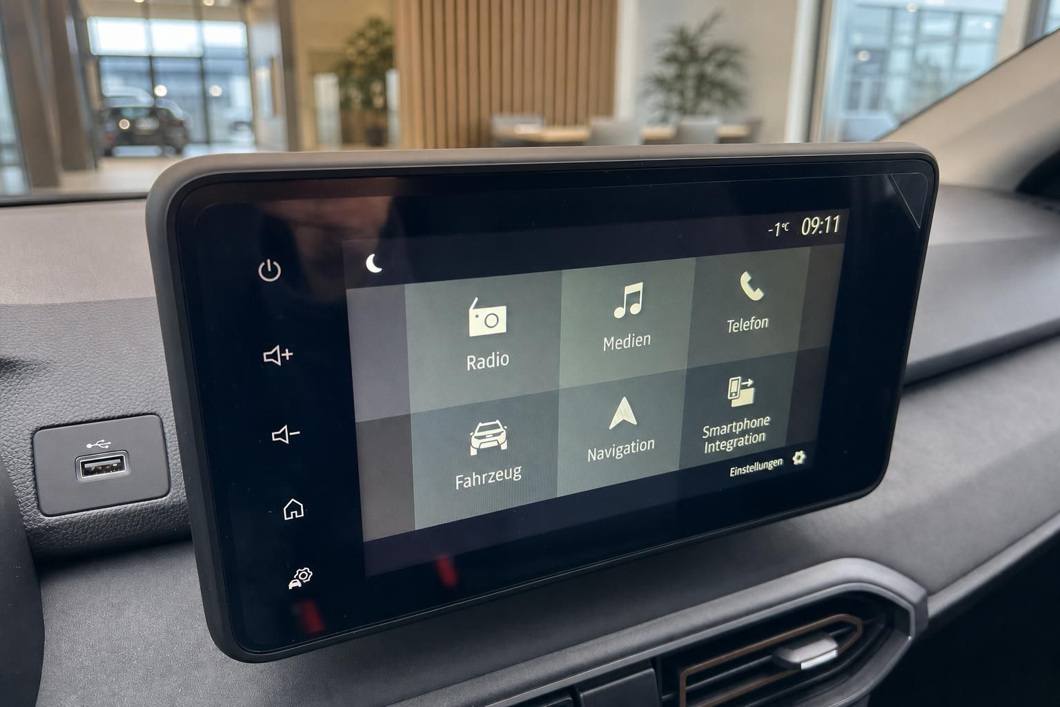 Infotainment Display im Auto mit Menü für Radio, Navigation und Fahrzeug-Einstellungen