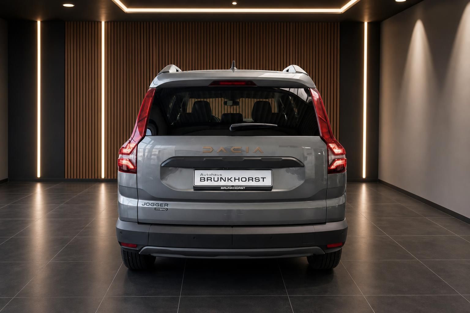Dacia Jogger Hybrid grau Heckansicht im Autohaus Brunkhorst Showroom