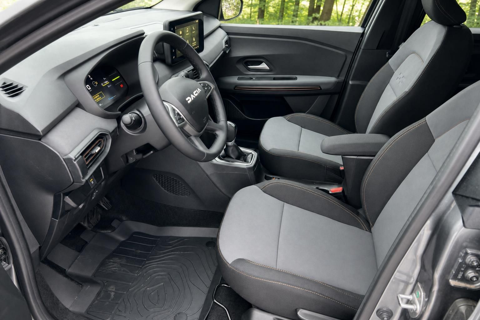 Dacia Fahrersitz und Cockpit schwarz grau Innenausstattung mit modernem Display