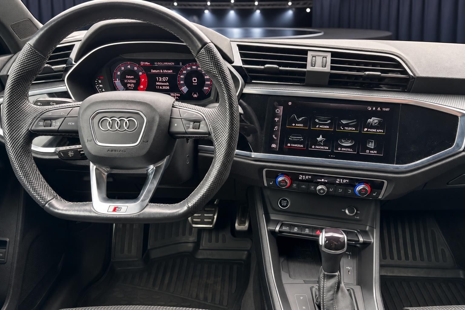 Audi Q3 S-Line Innenraum Cockpit mit Sportlenkrad Virtual Cockpit und MMI Navigation