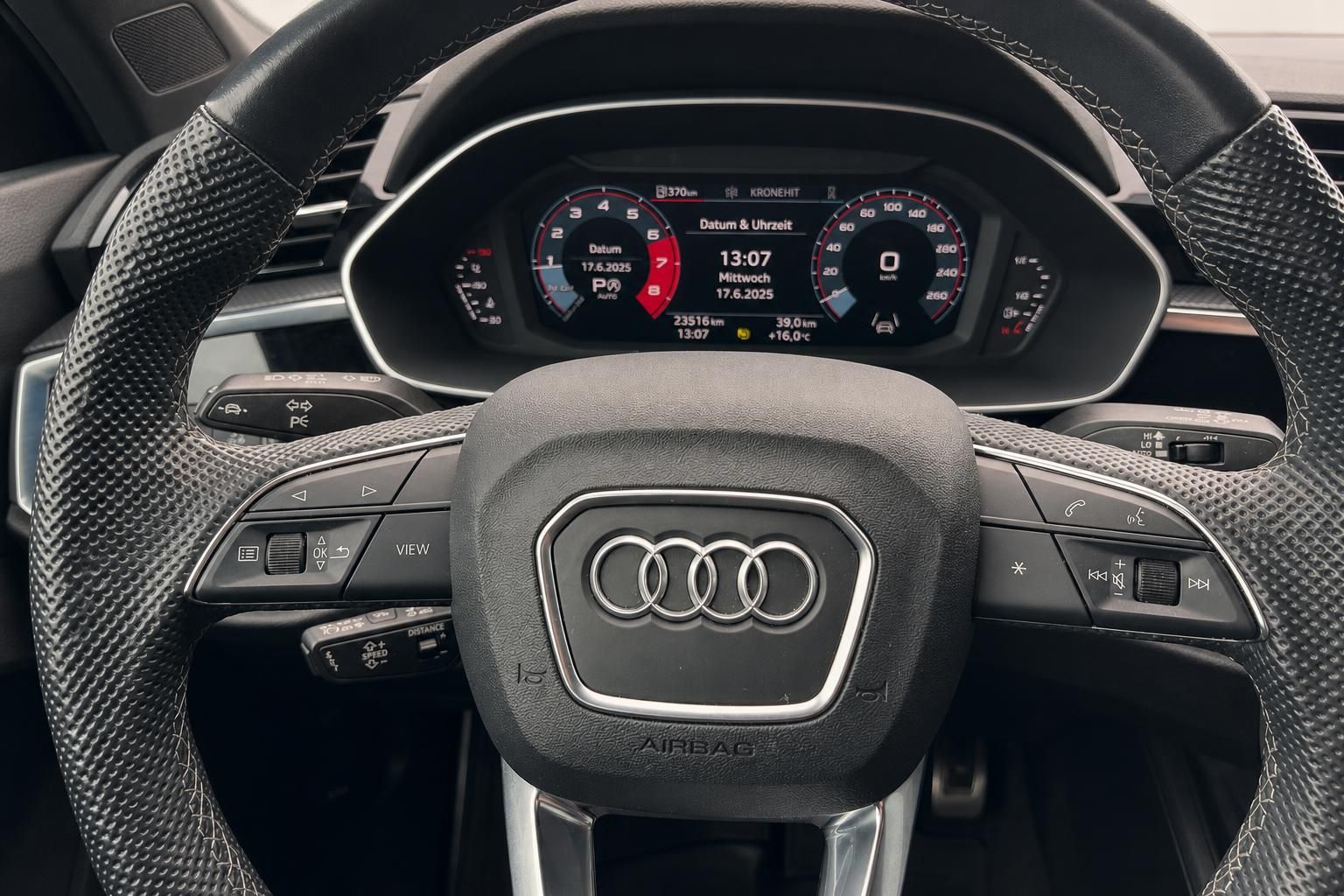 Audi Innenraum Lenkrad mit Virtual Cockpit Digitaltacho und Multifunktionstasten
