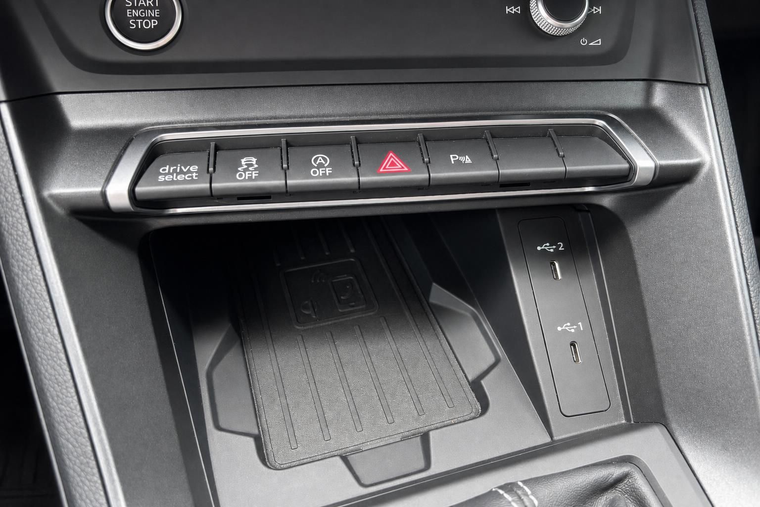 Audi Mittelkonsole mit Drive Select Schalter USB-C Anschlüssen und induktiver Ladestation