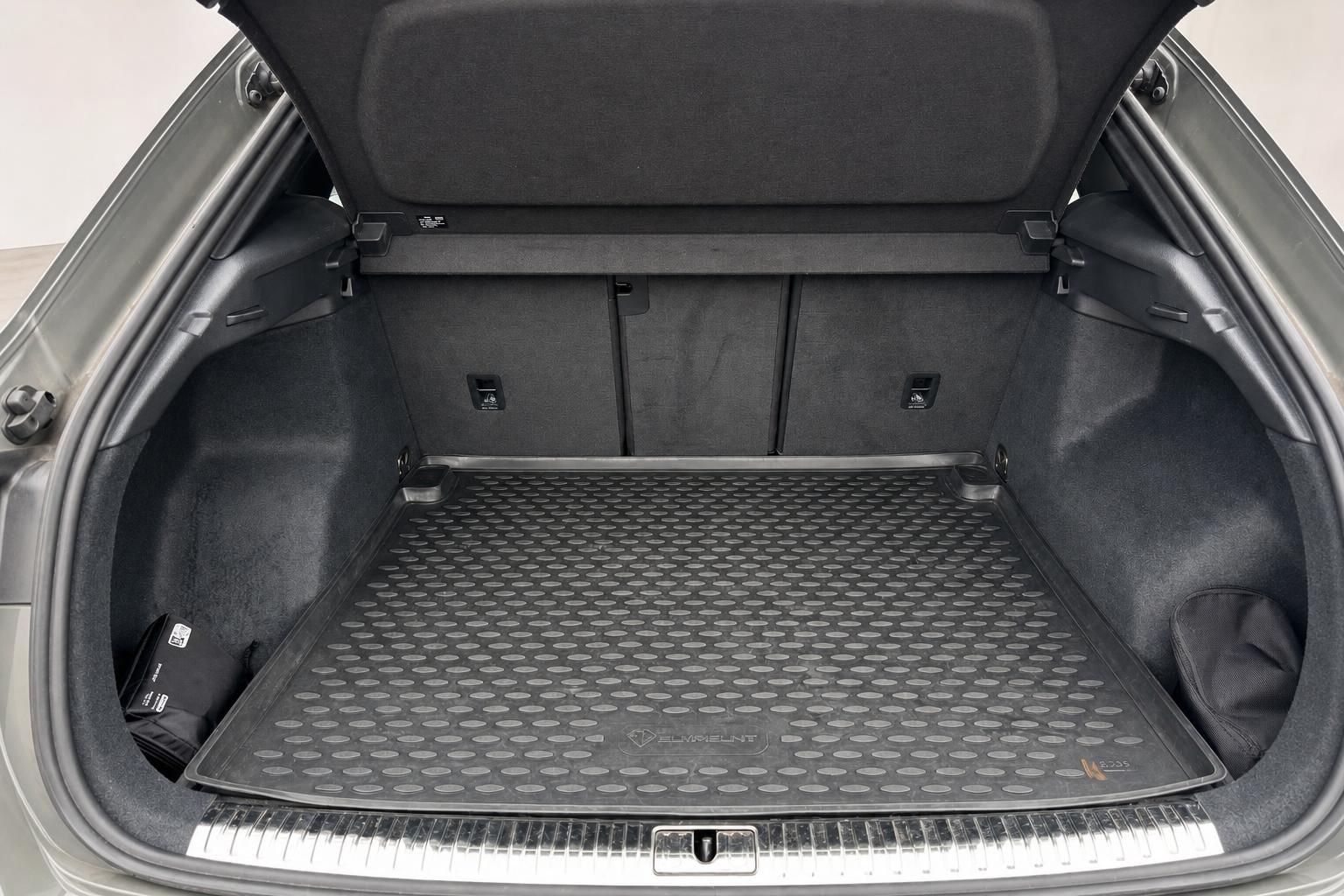 Audi Kofferraum geöffnet mit Gummimatte und großem Laderaumvolumen
