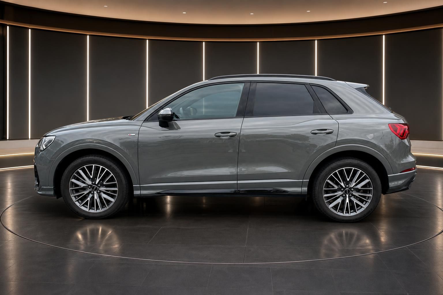 Audi Q3 grau Seitenansicht mit 19-Zoll-Alufelgen im Fotostudio
