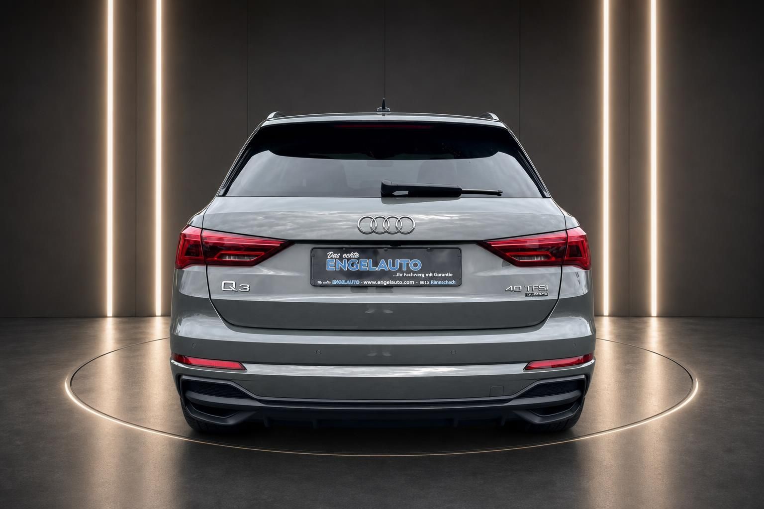 Audi Q3 40 TFSI quattro grau Heckansicht mit LED-Rückleuchten im Studio