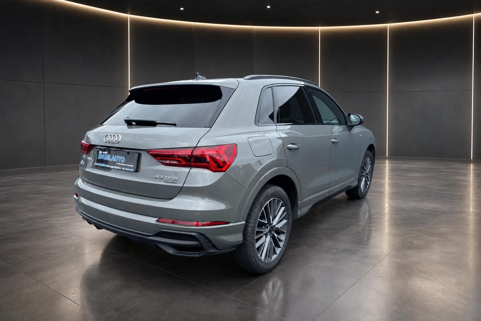 Audi Q3 40 TFSI quattro grau schräg hinten links im Autostudio