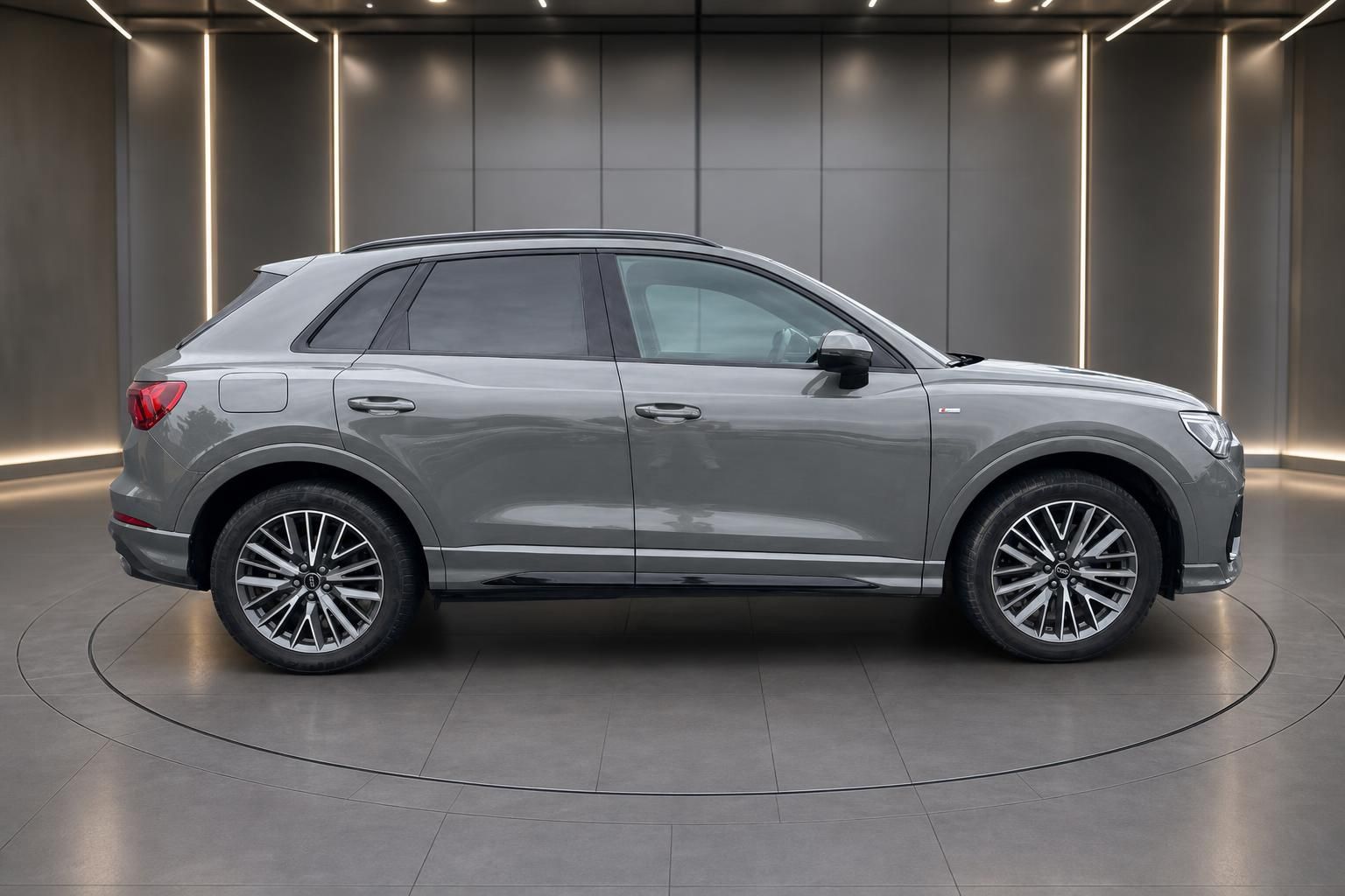 Audi Q3 40 TFSI quattro grau Seitenansicht im Fotostudio mit Sportfelgen