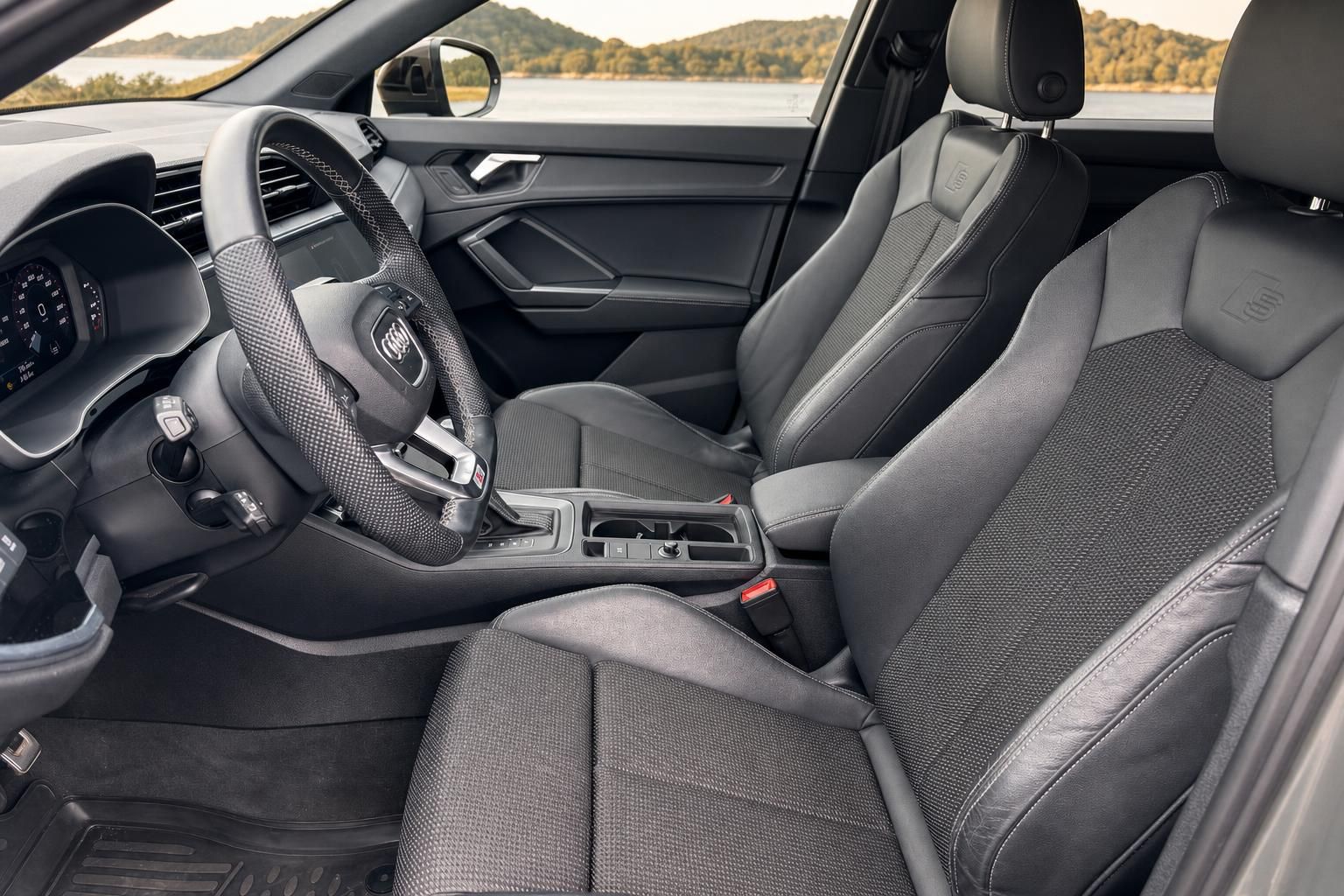 Audi Q3 Innenraum Fahrersitz Lenkrad Mittelkonsole schwarzes Leder Cockpit
