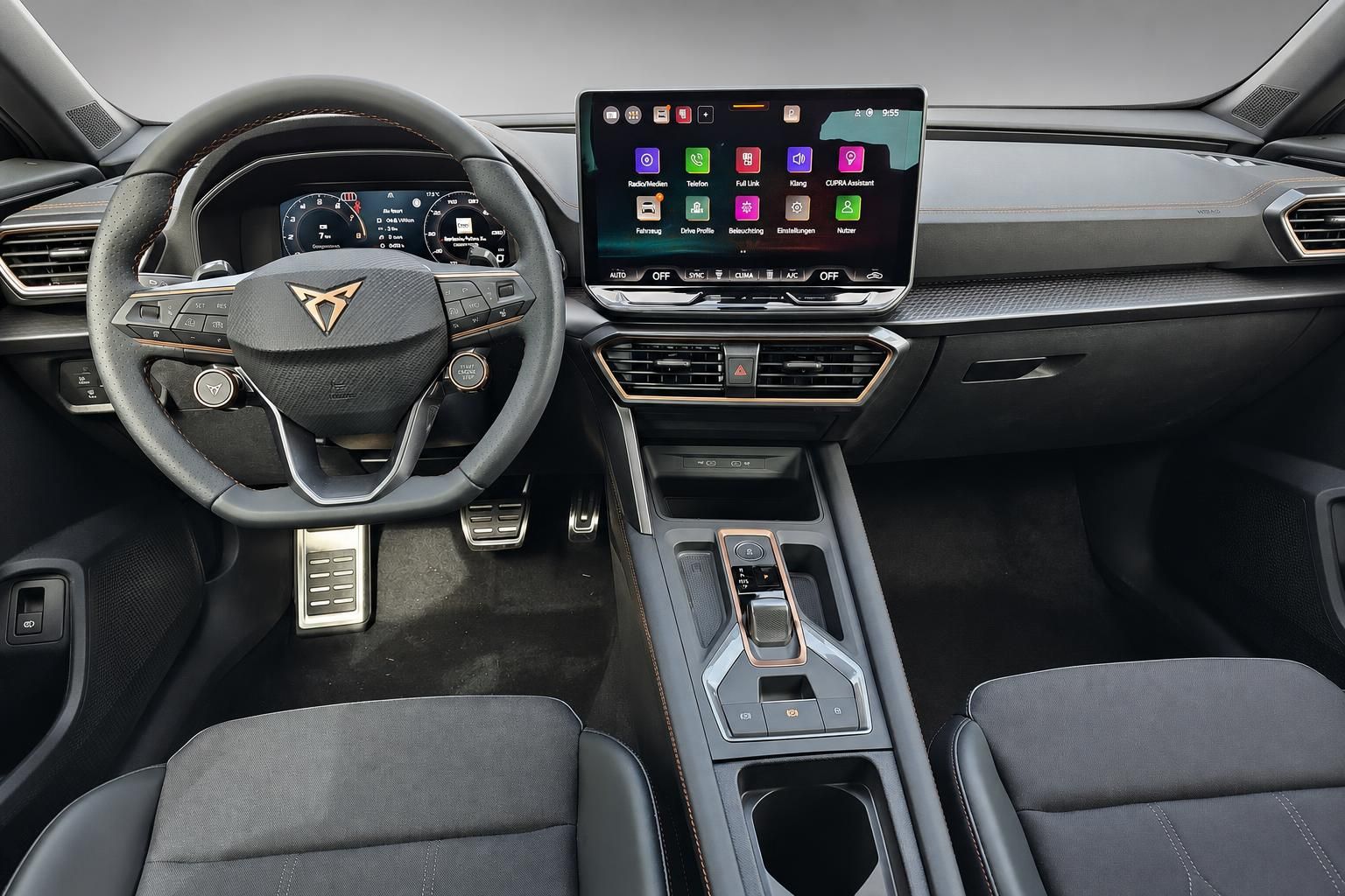 Cupra Cockpit Detailansicht mit Lenkrad, Sportpedalerie und Display