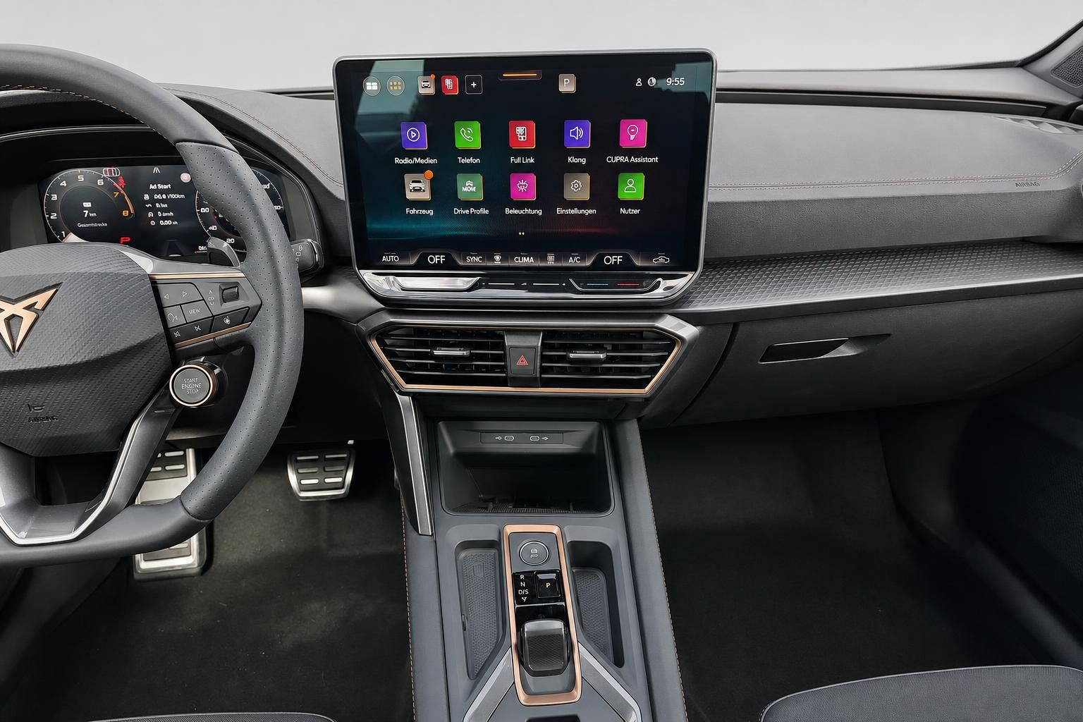 Cupra Cockpit mit Touchscreen Infotainmentsystem und Lenkrad